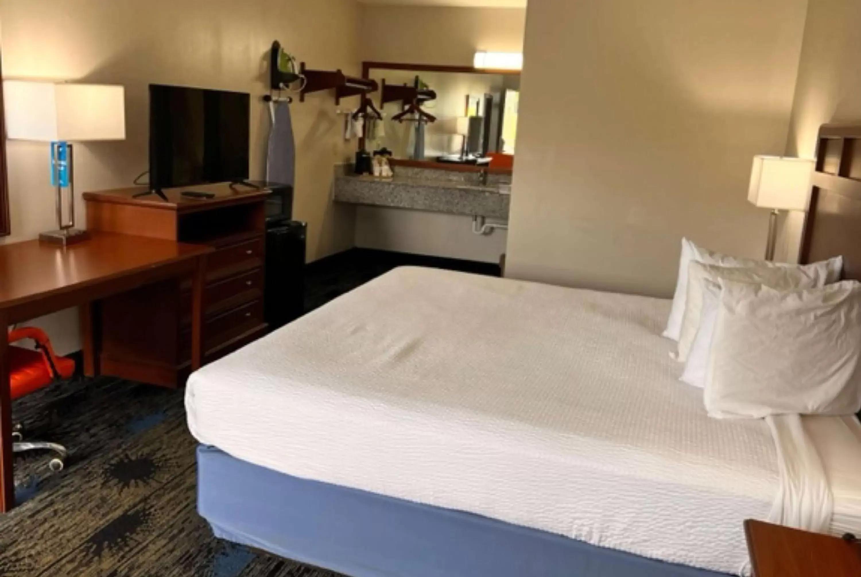 Bed in Days Inn by Wyndham Greenville