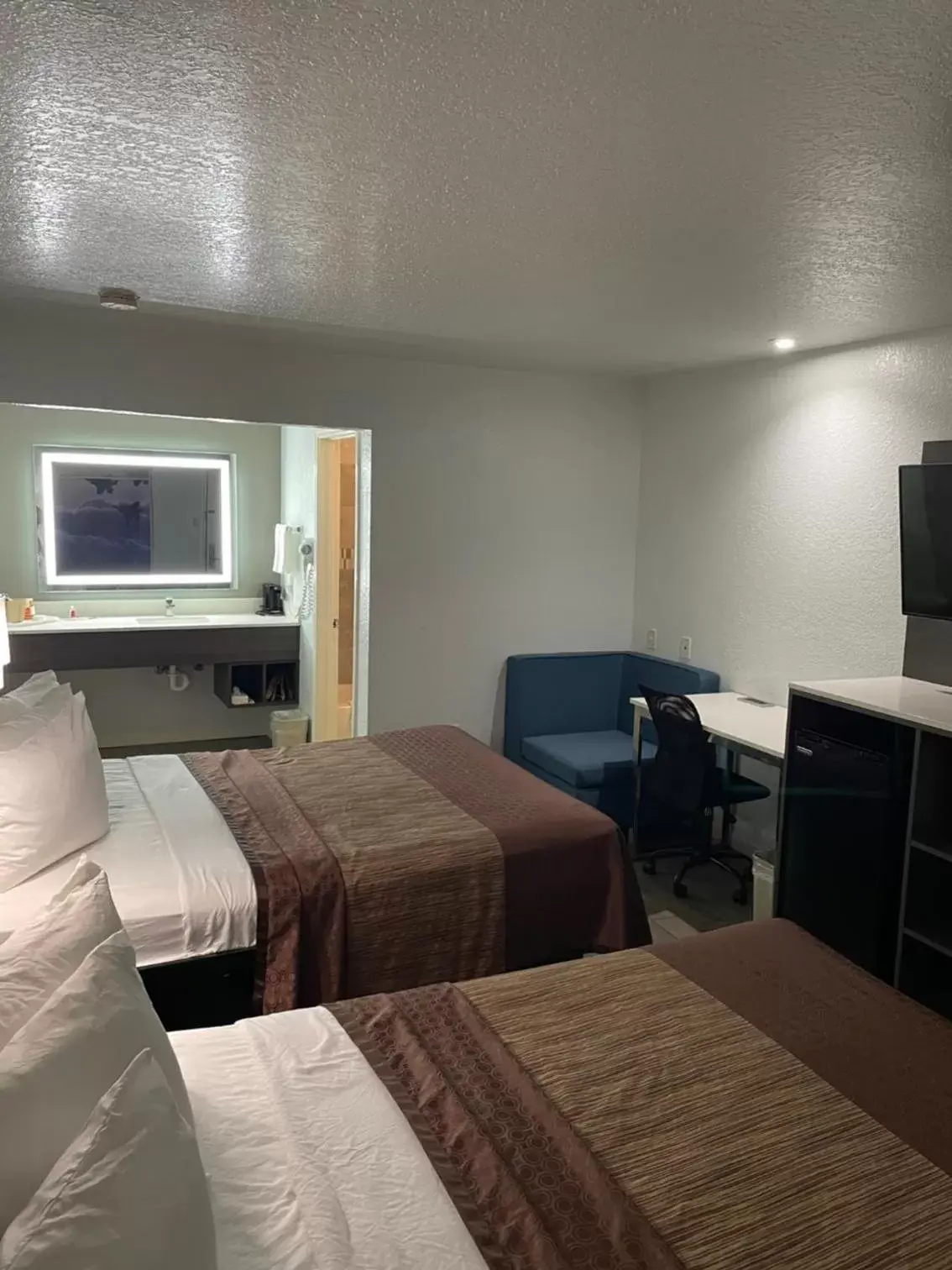 Bed in Econo Lodge Inn & Suites Near Lackland AFB