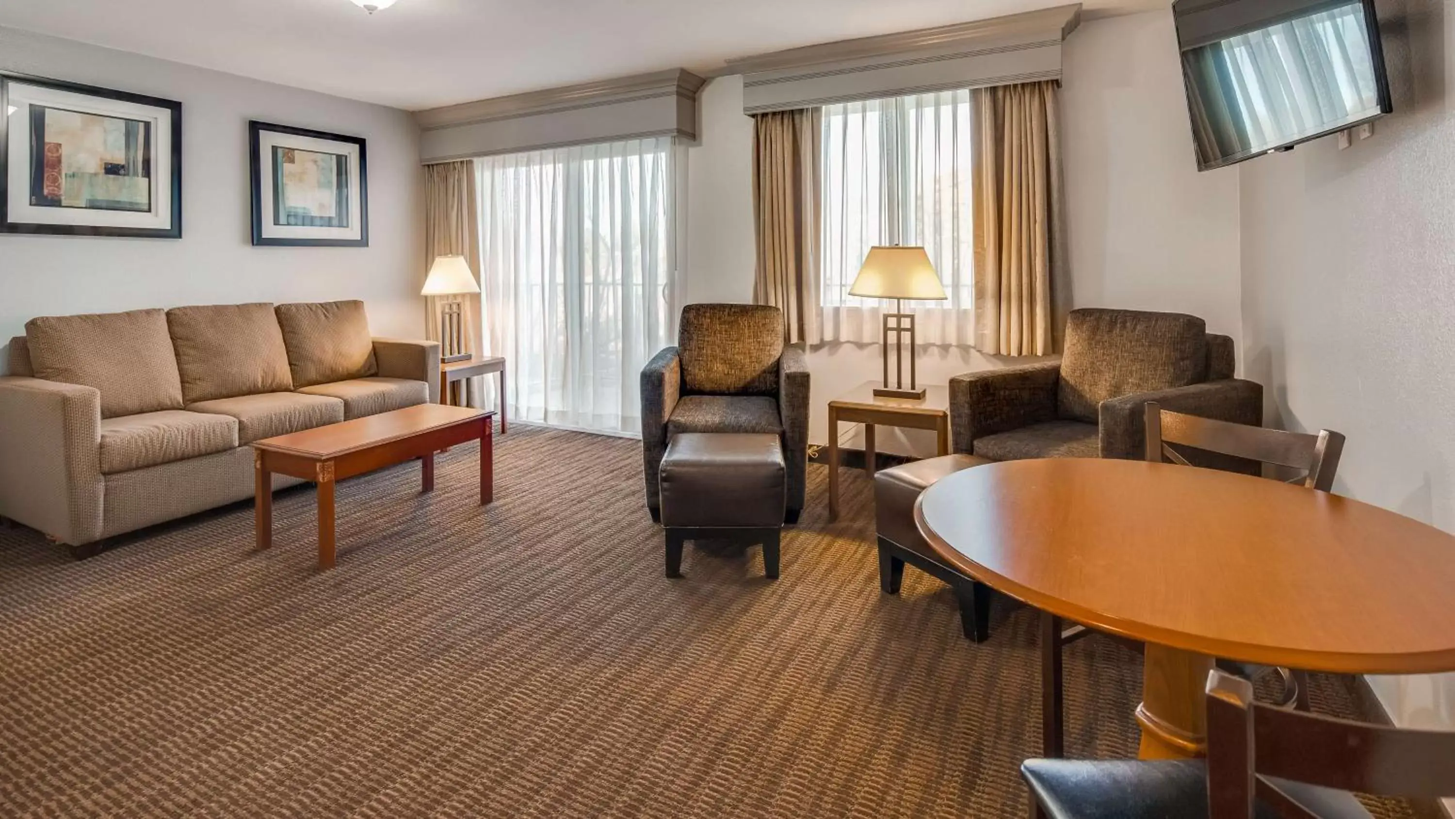 Photo of the whole room, Seating Area in Best Western Prescottonian