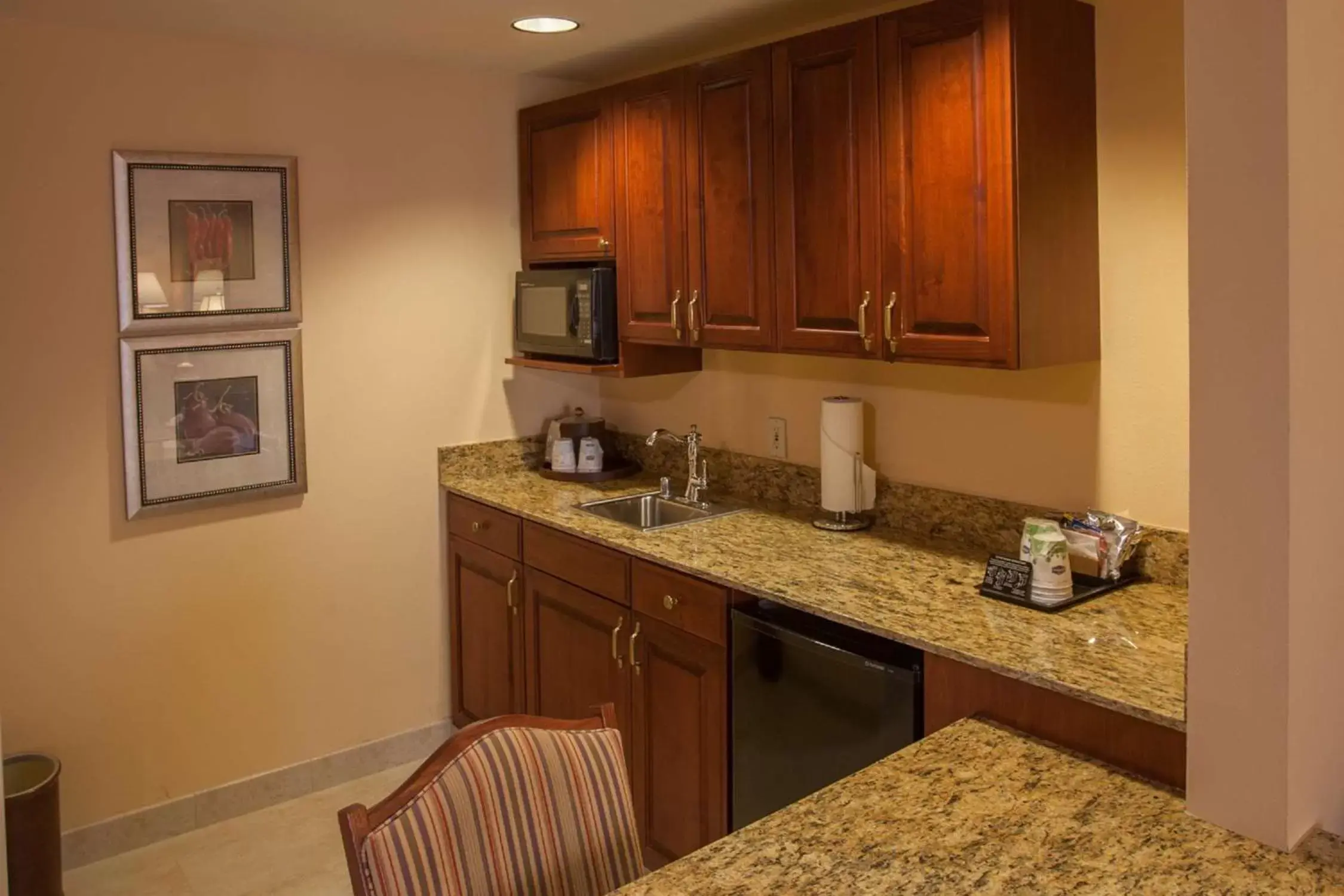 Bed, Kitchen/Kitchenette in Hampton Inn & Suites Stillwater