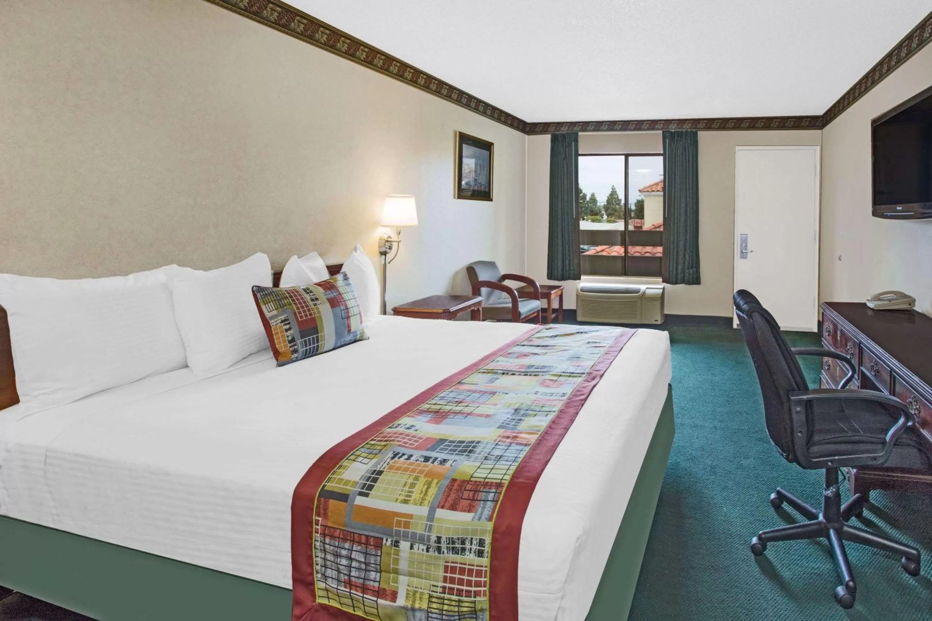 Photo of the whole room, Bed in Travelodge by Wyndham Costa Mesa Newport Beach Hacienda