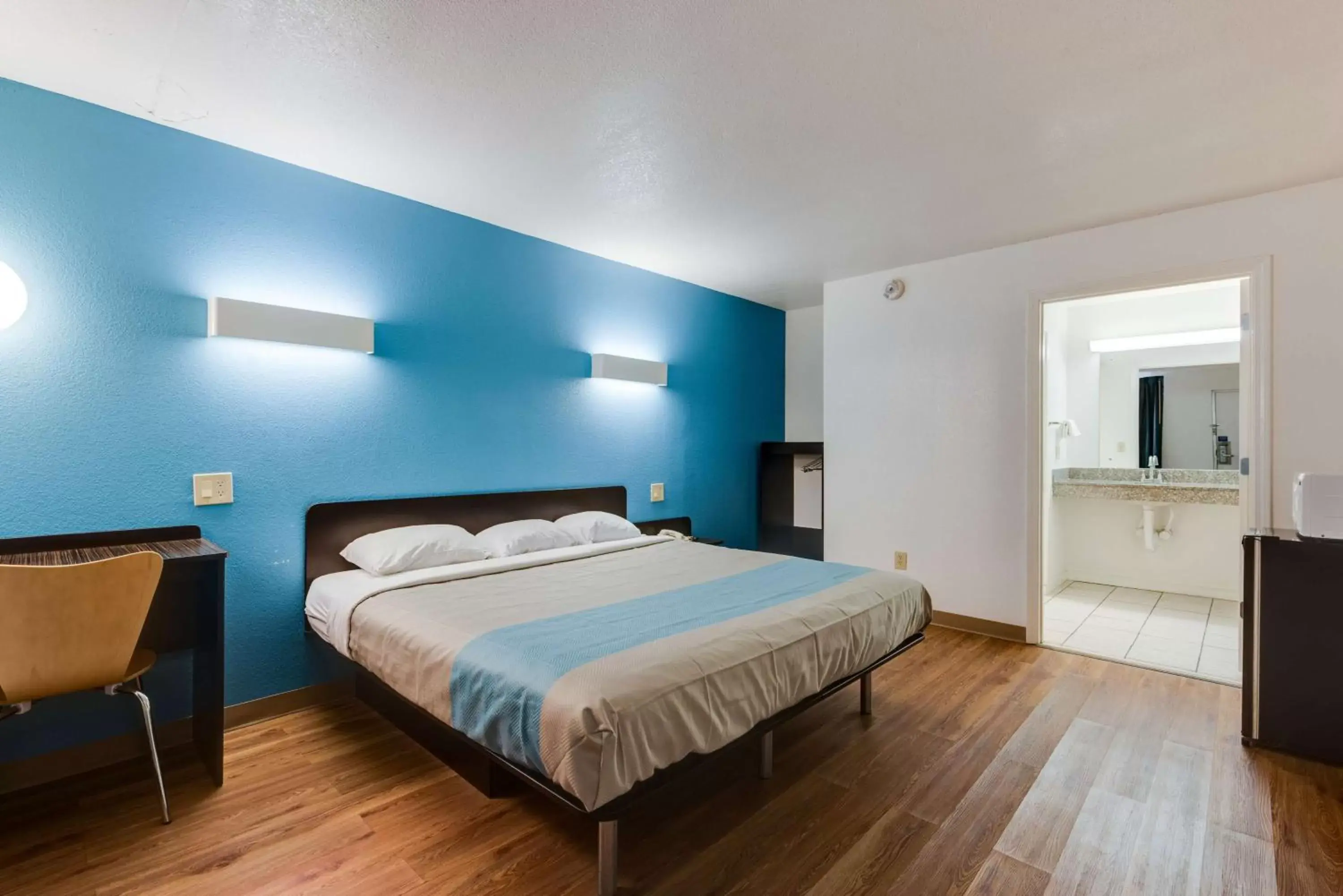 TV and multimedia, Bed in Motel 6-Kingston, TN