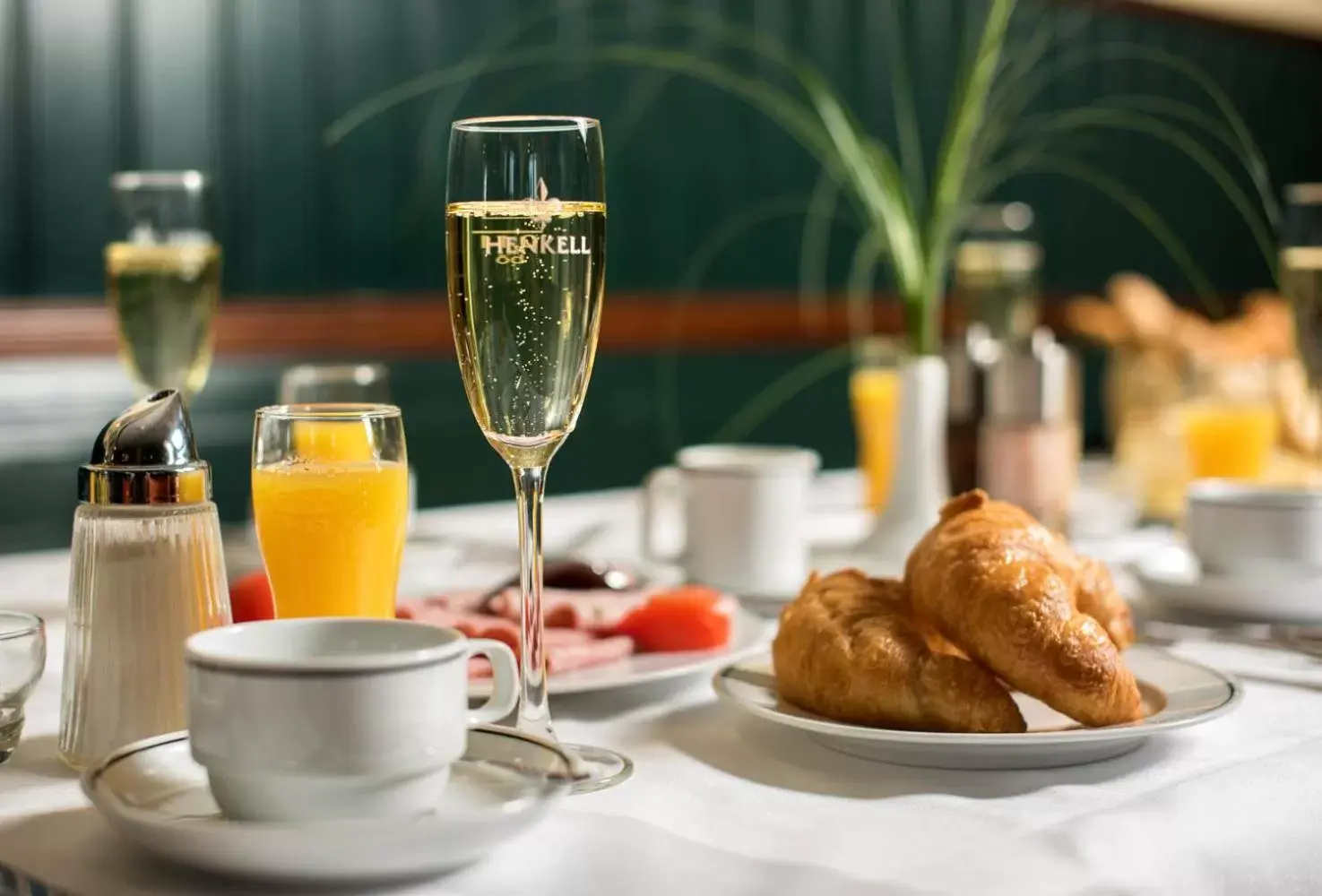 Continental breakfast in Trans World Hotel Donauwelle