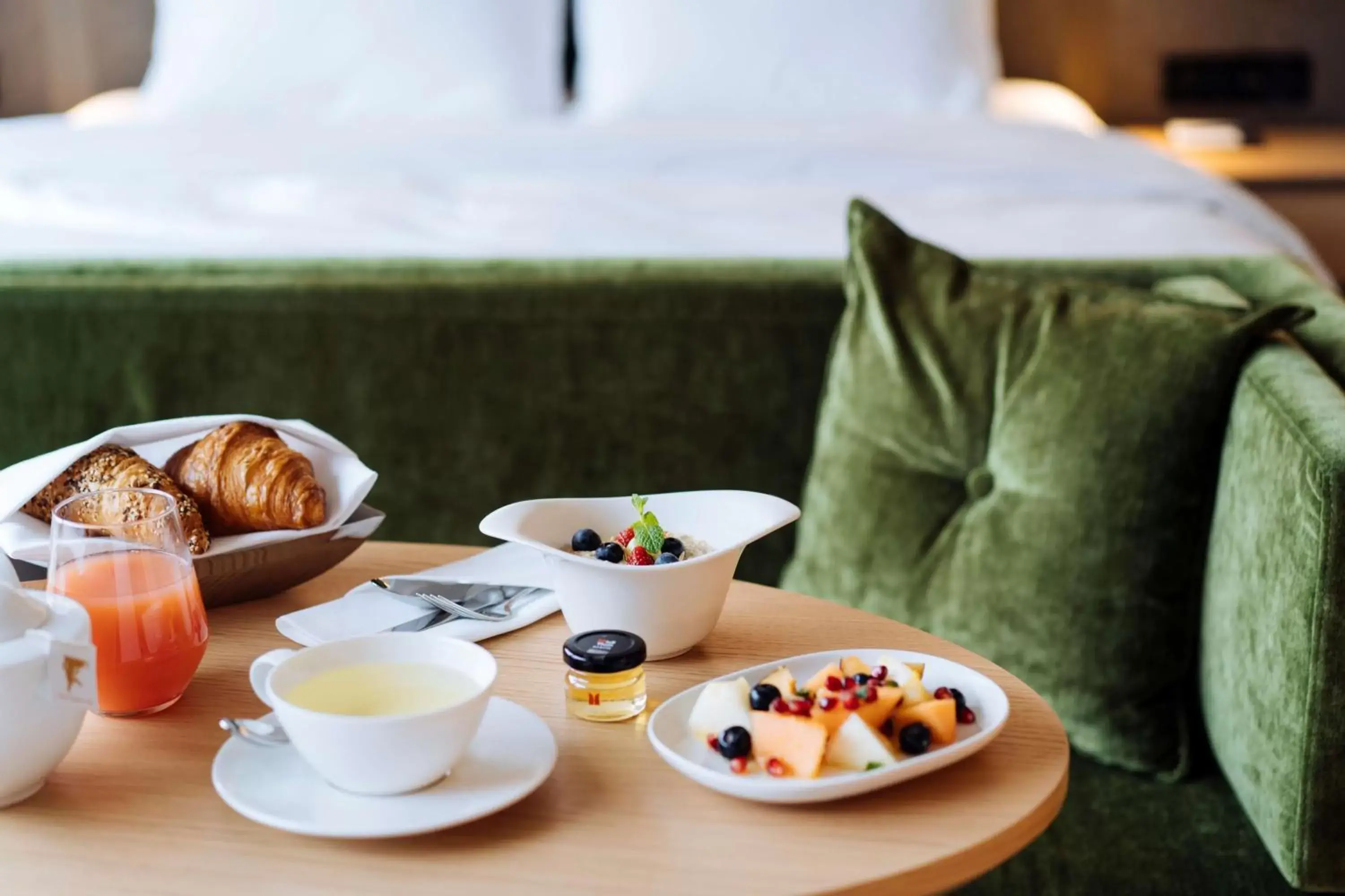 Restaurant/places to eat, Bed in Hyatt Regency Zurich Airport Circle Restaurant/places to eat, Bed in Hyatt Regency Zurich Airport Circle