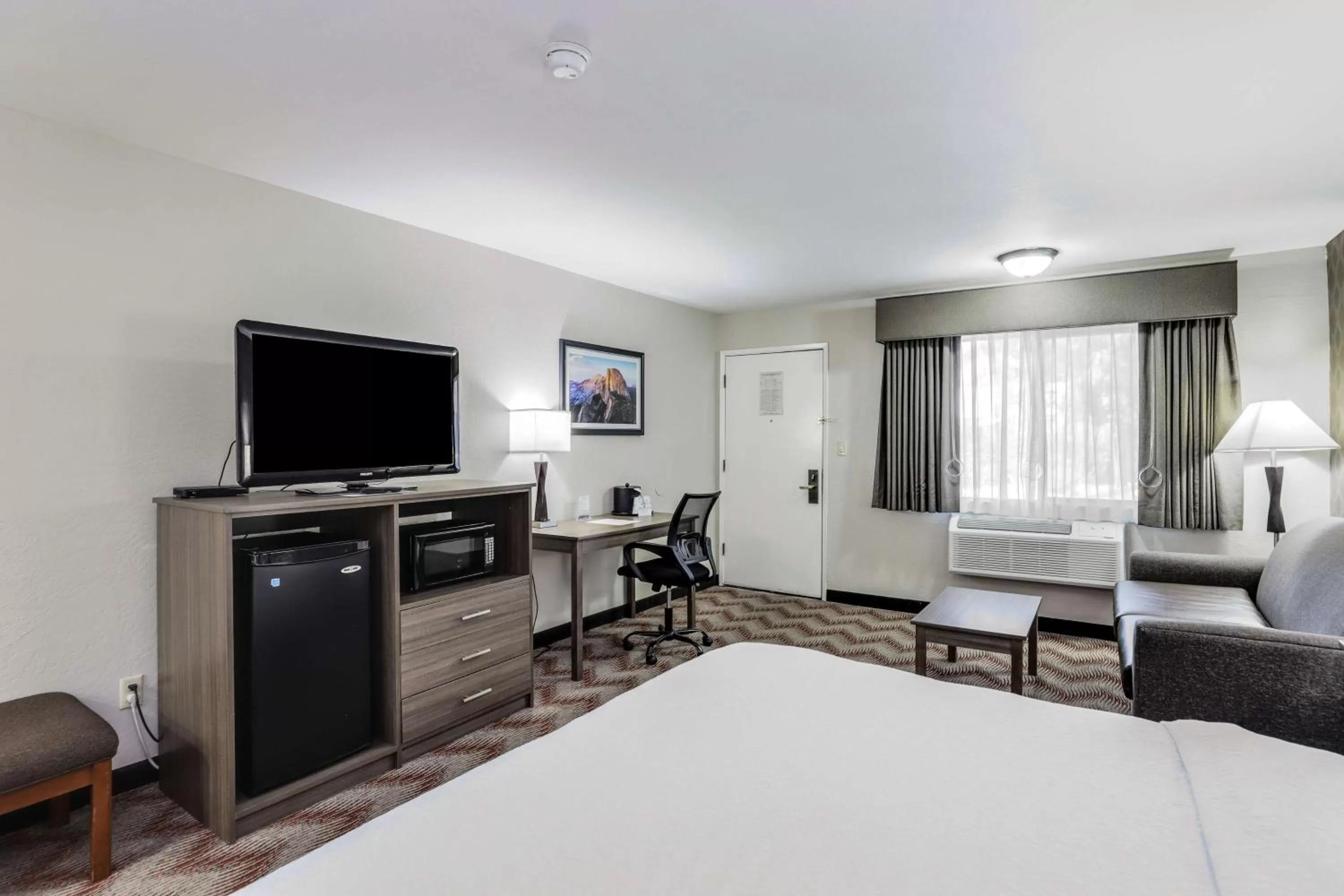 King Room with Roll-In Shower - Disability Access in Best Western Plus Sonora Oaks Hotel and Conference Center