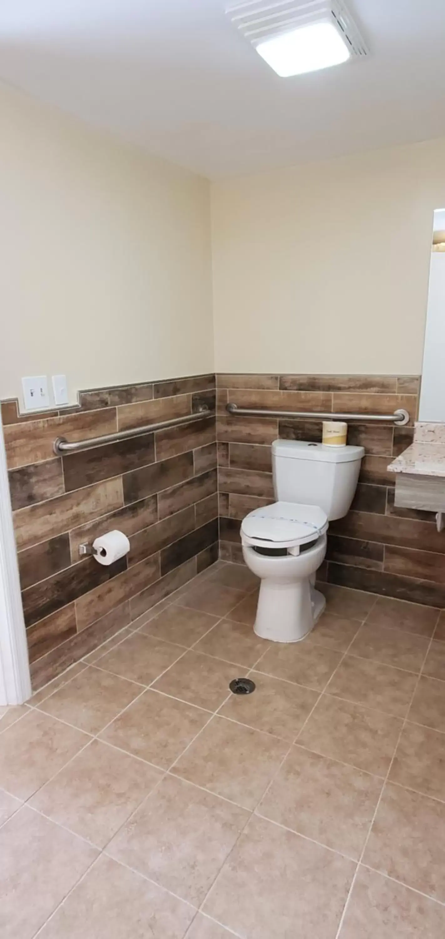 Toilet, Bathroom in Anaheim National Inn