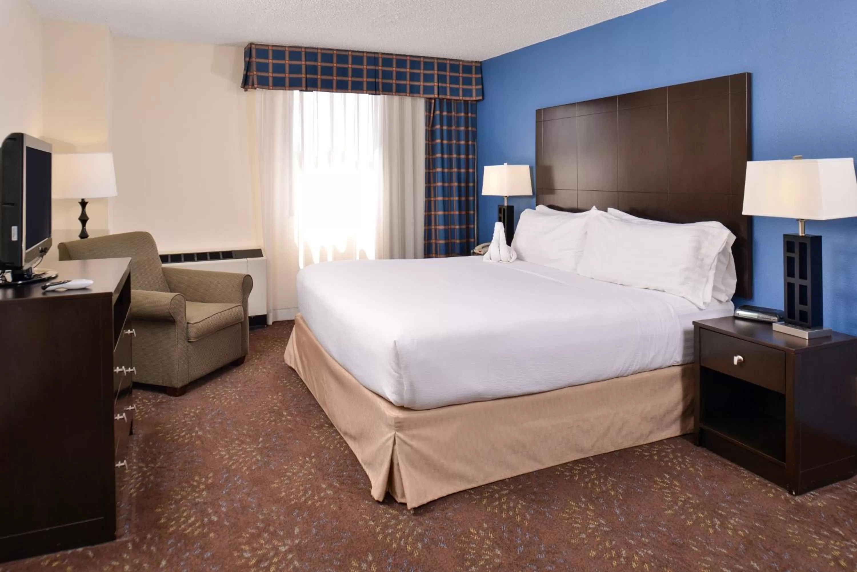 Photo of the whole room, Bed in Ramada Plaza by Wyndham Sheridan Hotel & Convention Center