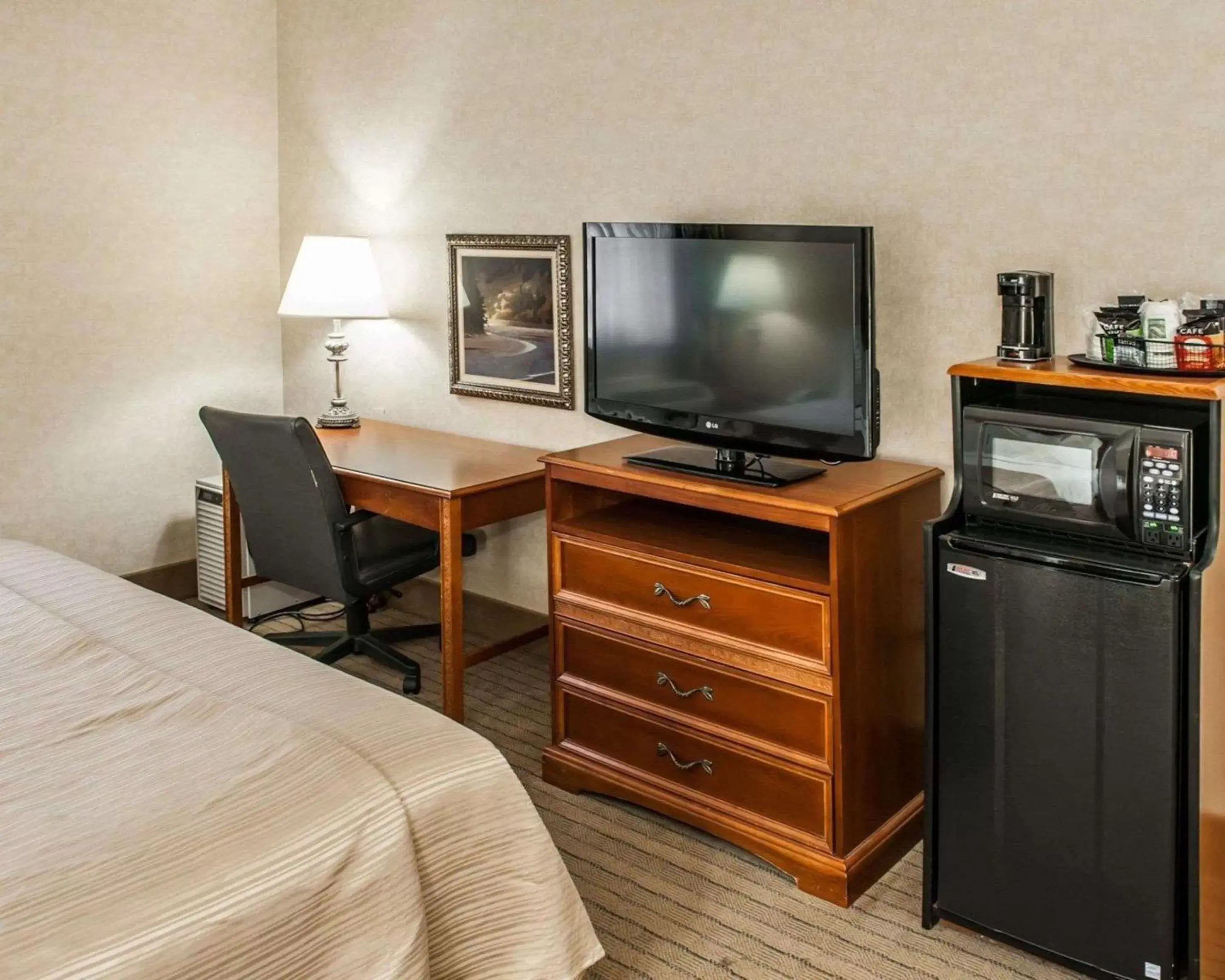 Photo of the whole room, TV/Entertainment Center in Quality Inn Indianapolis