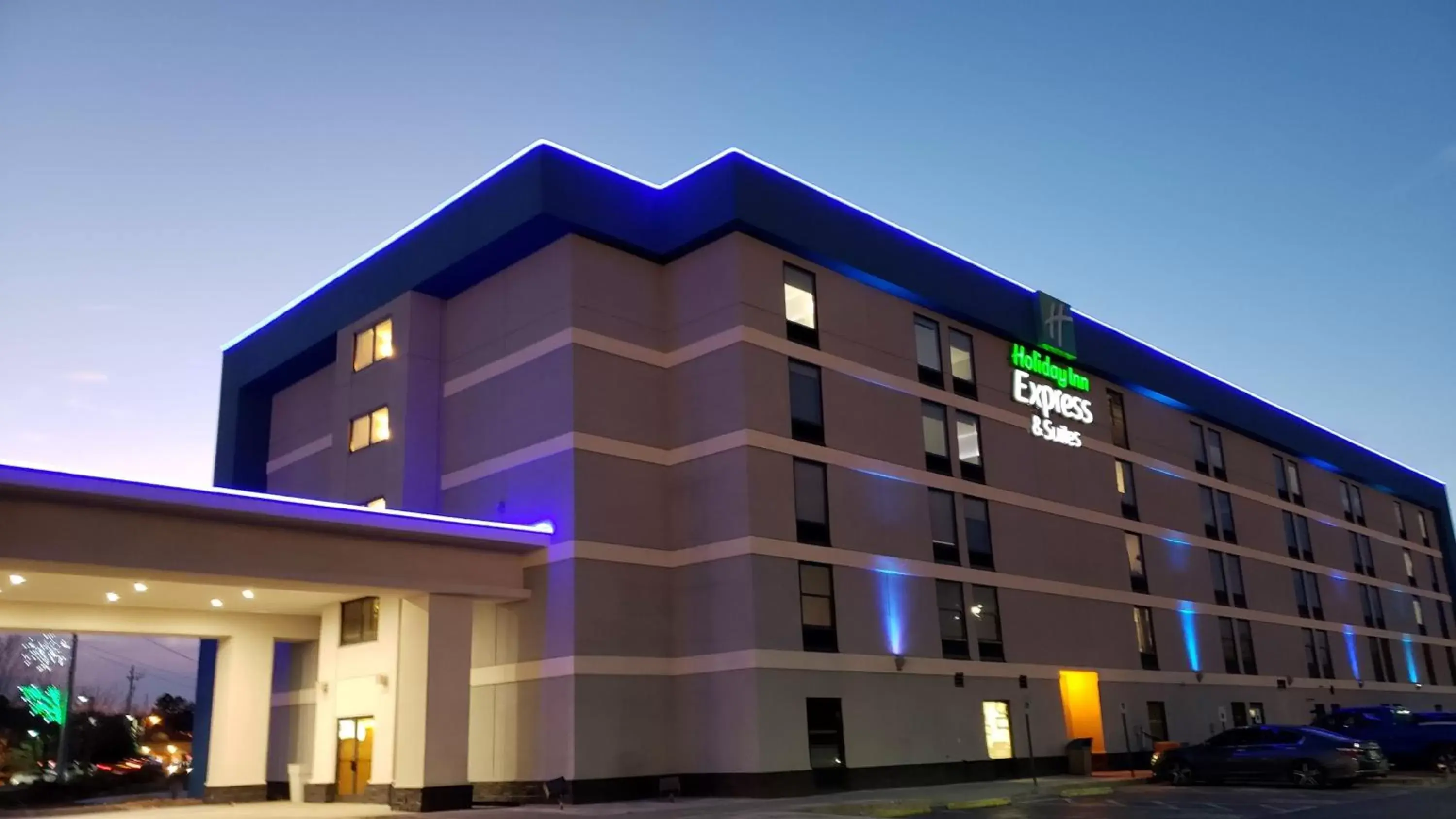 Property Building in Holiday Inn Express Hotel & Suites Pigeon Forge, an IHG Hotel