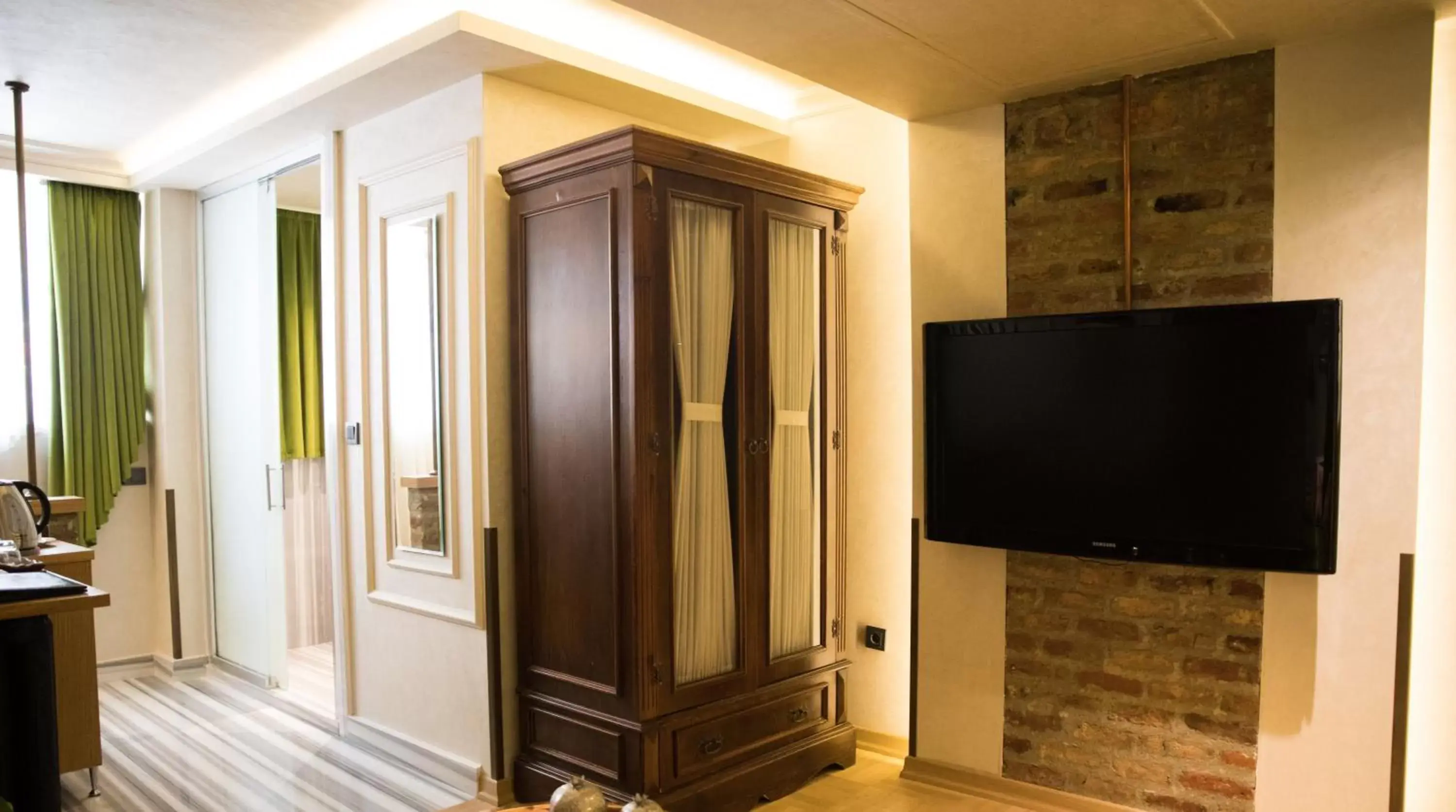 Bathroom, TV/Entertainment Center in Hotel Niles Istanbul