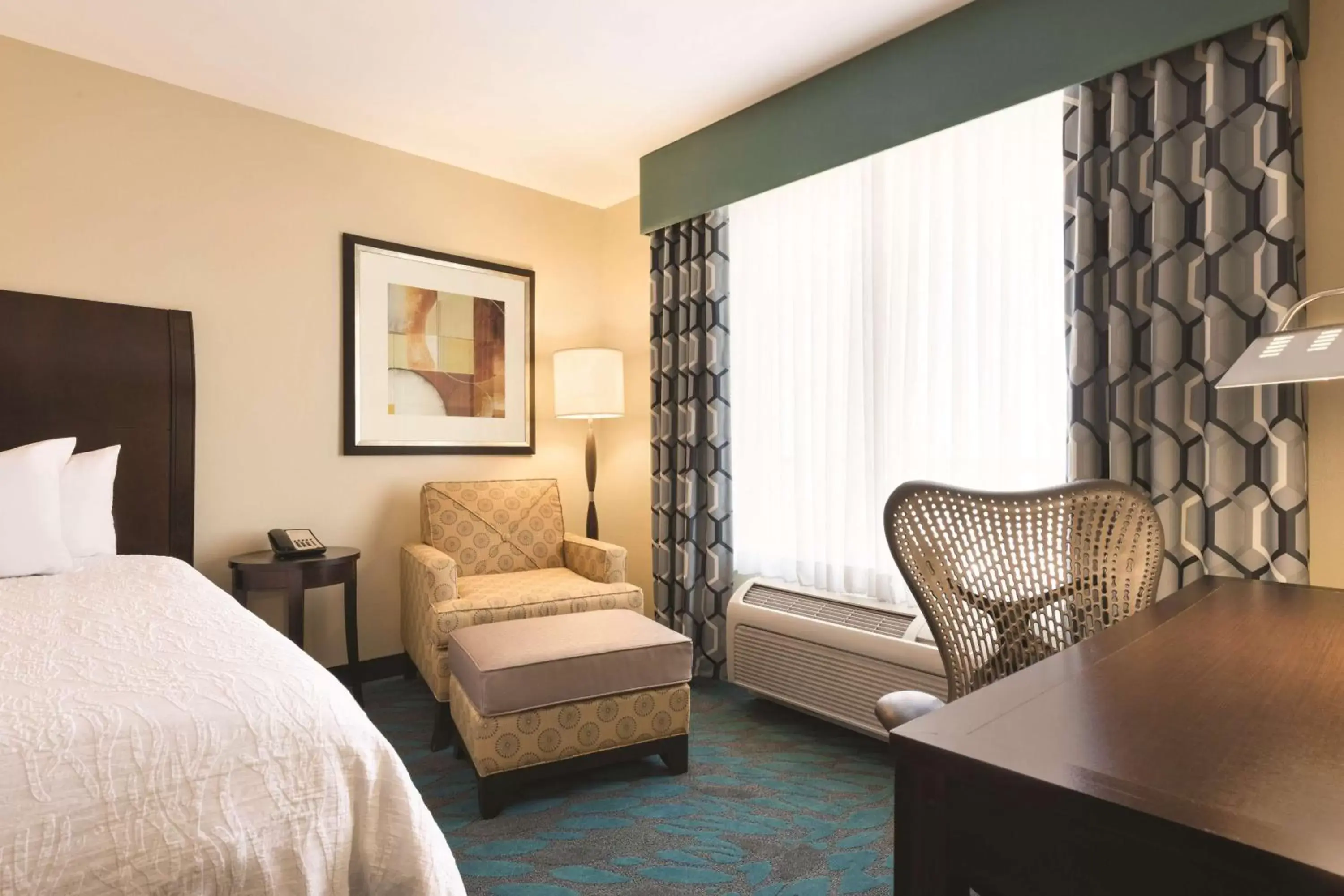 Bed, Seating Area in Hilton Garden Inn Fargo