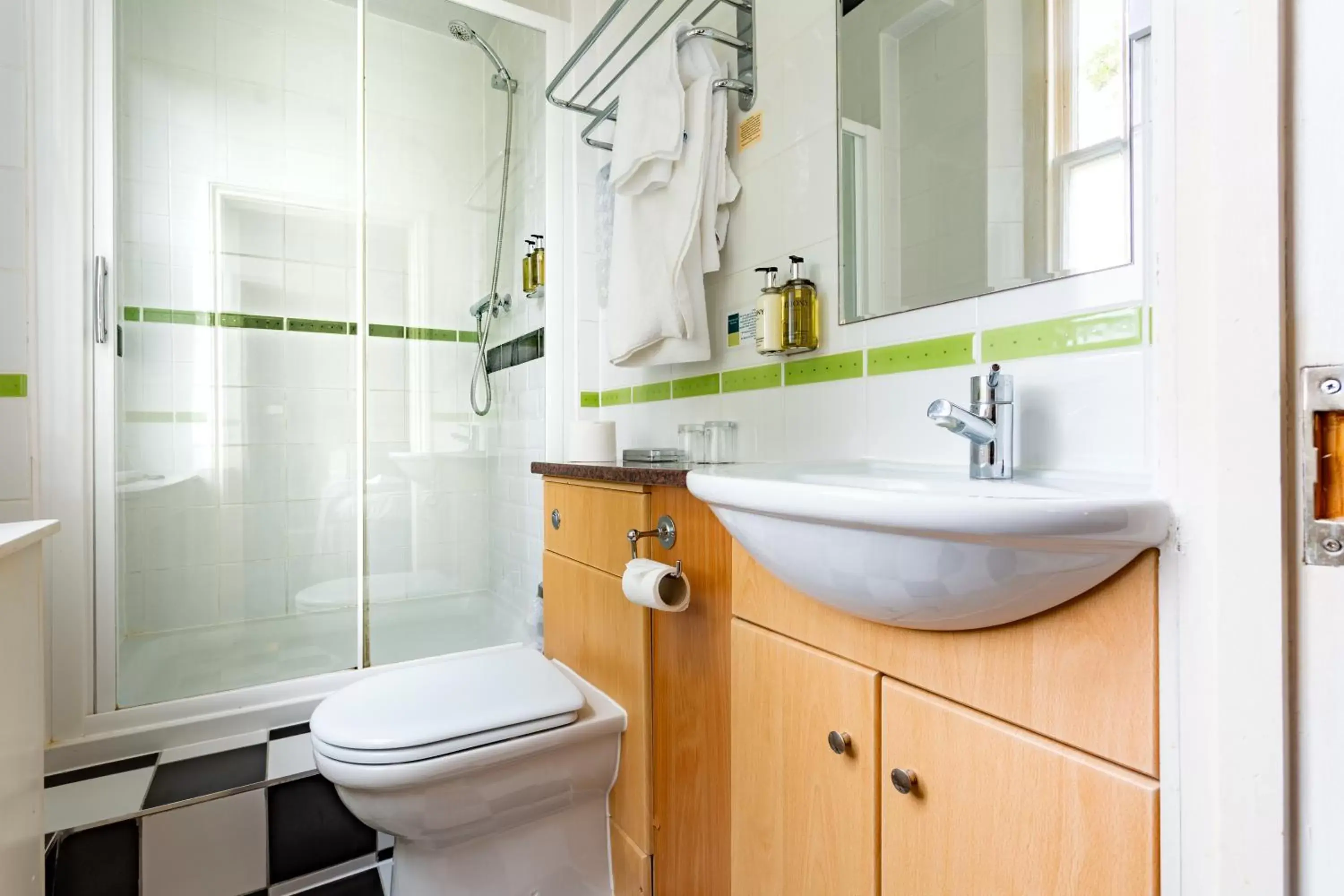 Bathroom in Woodland Manor Hotel