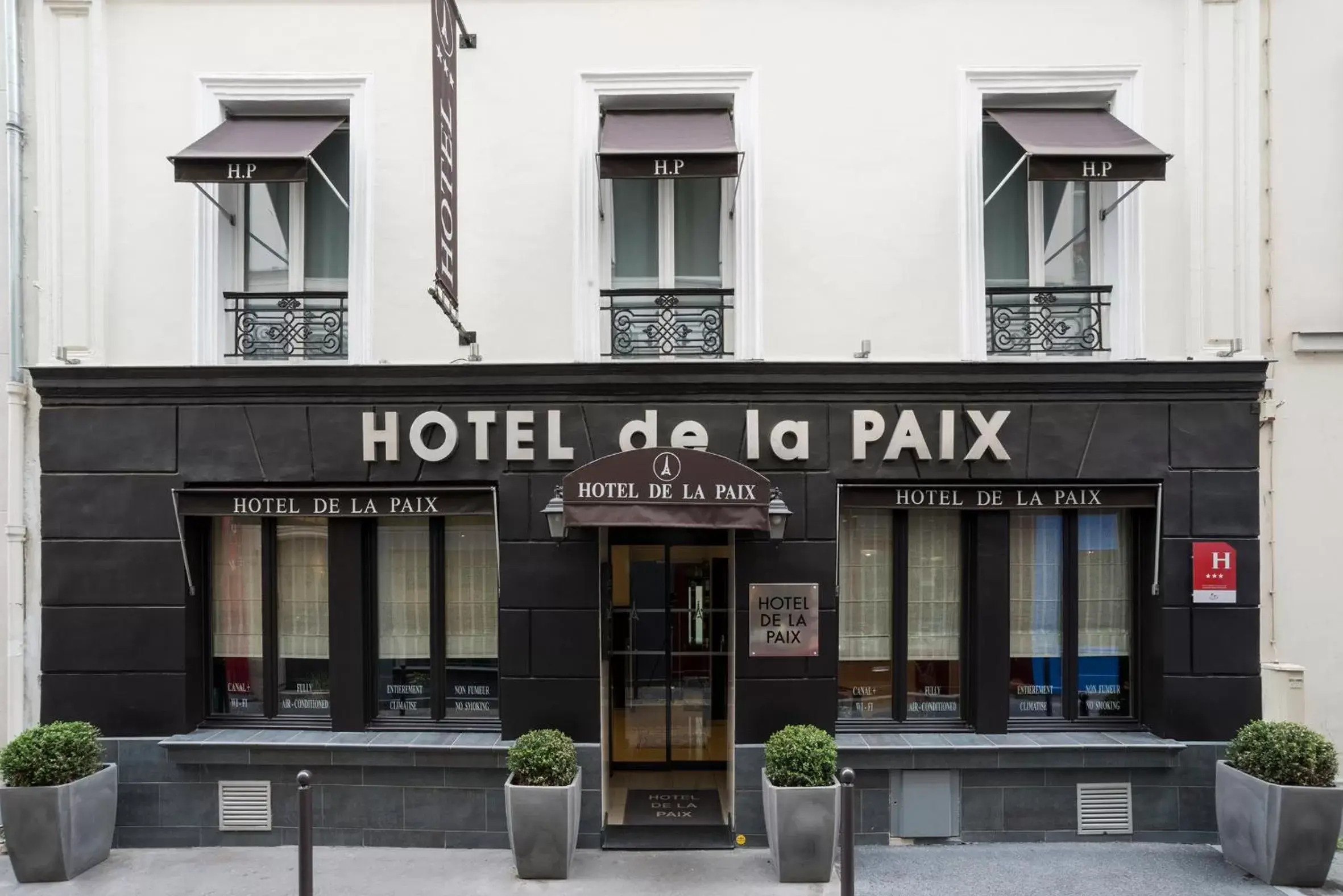 Facade/entrance in Hotel de la Paix Tour Eiffel