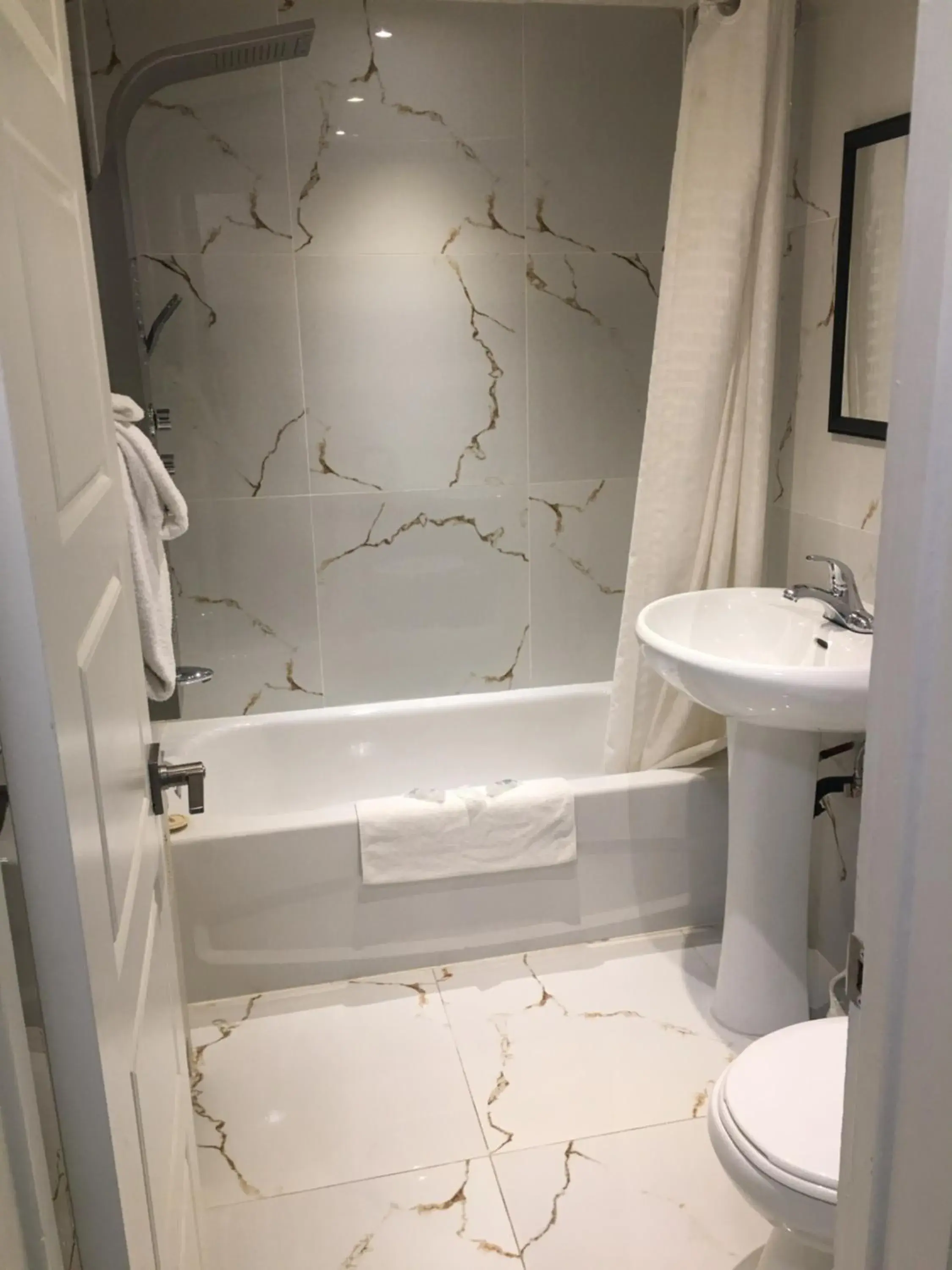 Bathroom in Beausejour Hotel Apartments/Hotel Dorval