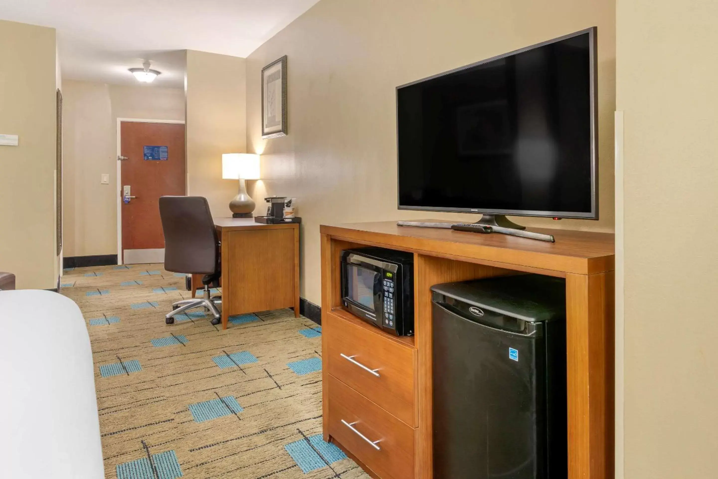 Photo of the whole room, TV/Entertainment Center in Comfort Suites near MCAS Beaufort