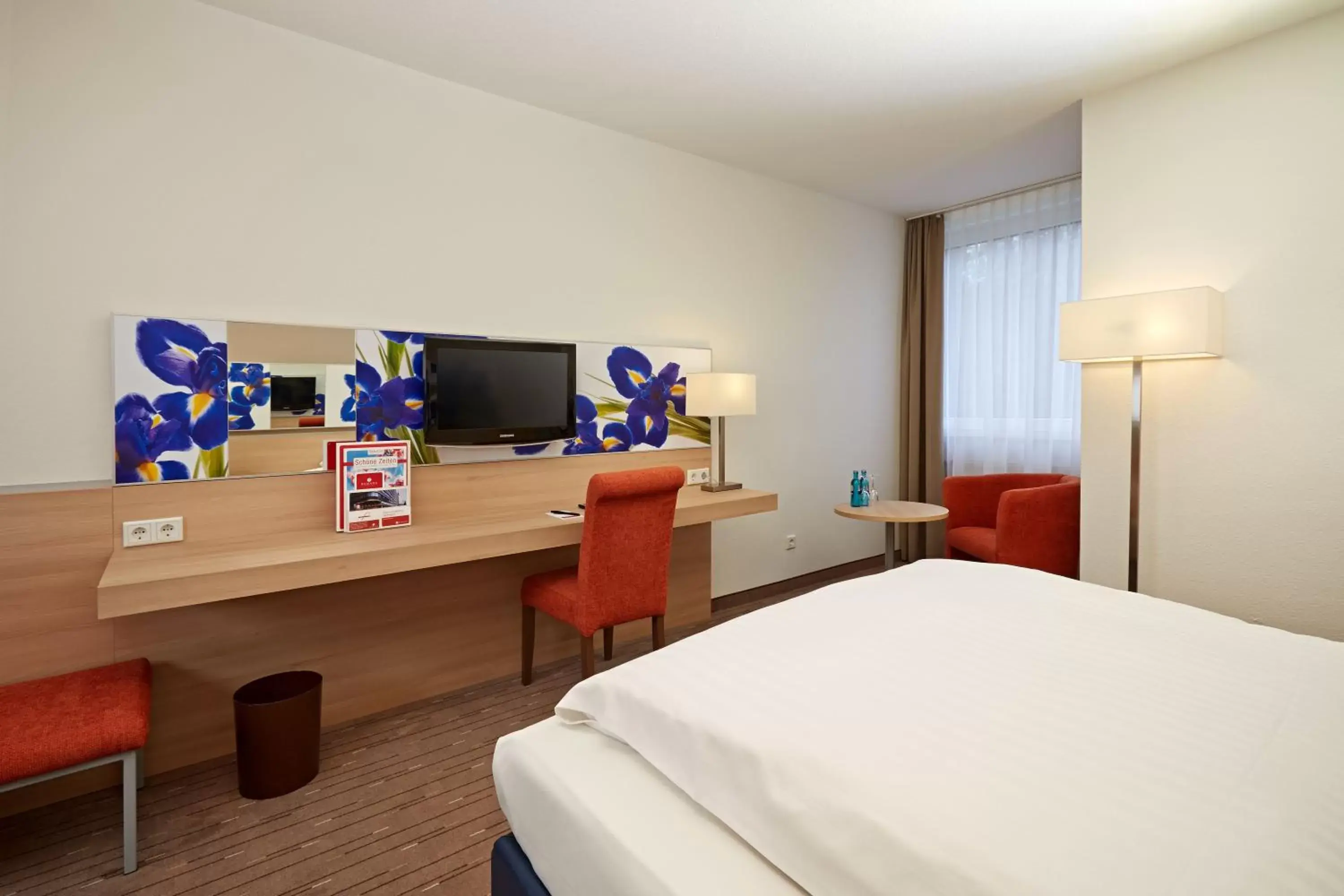 Bed, TV/Entertainment Center in H+ Hotel Wiesbaden Niedernhausen