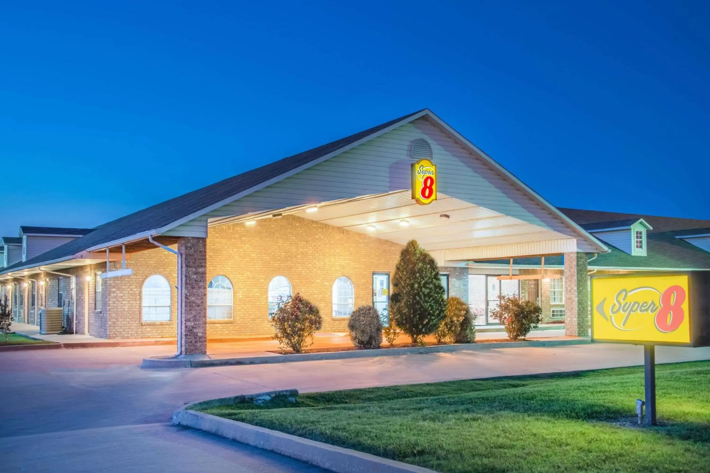 Property Building in Super 8 by Wyndham Big Cabin/Vinita Area