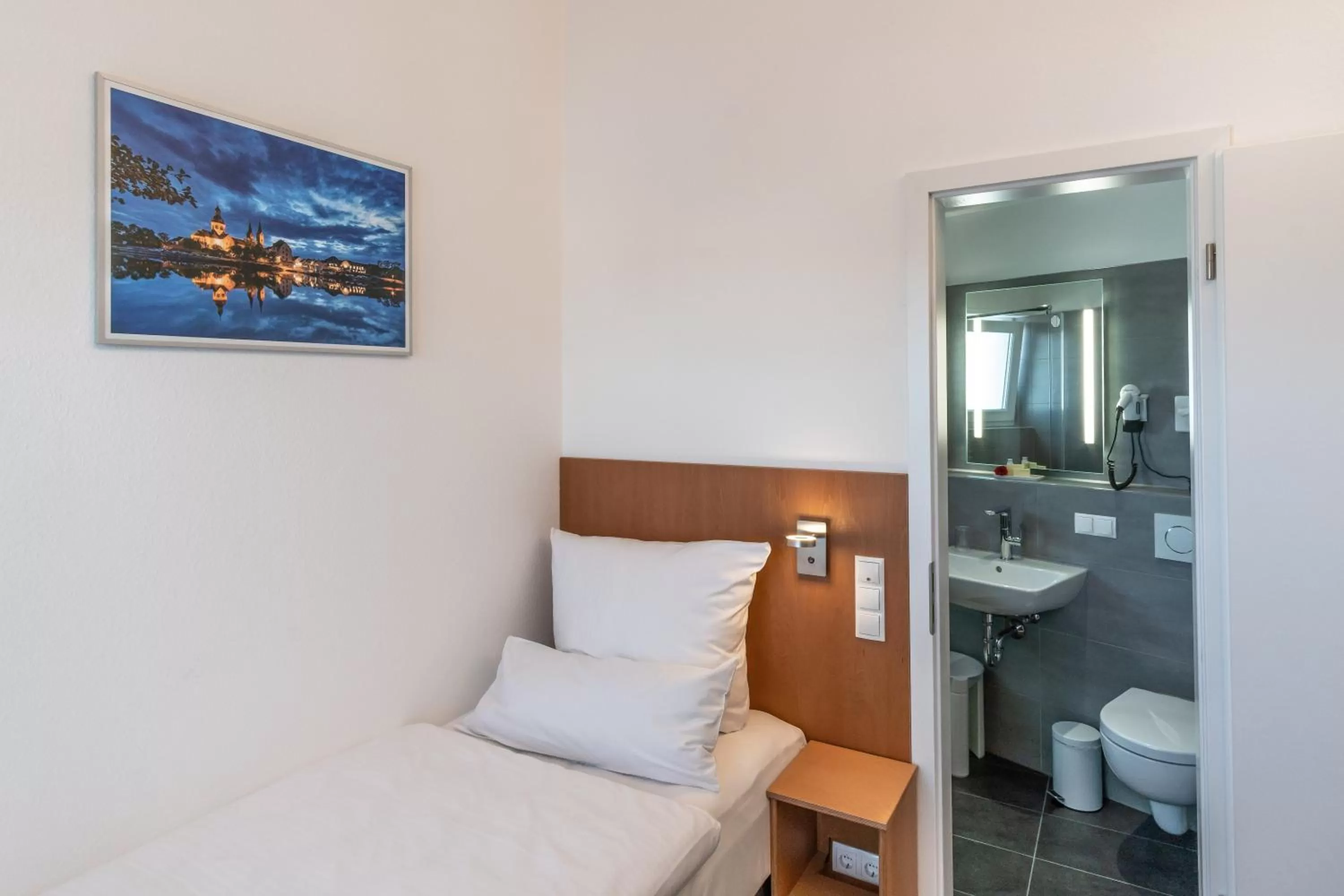 Staff, Bed in Hotel Elysee