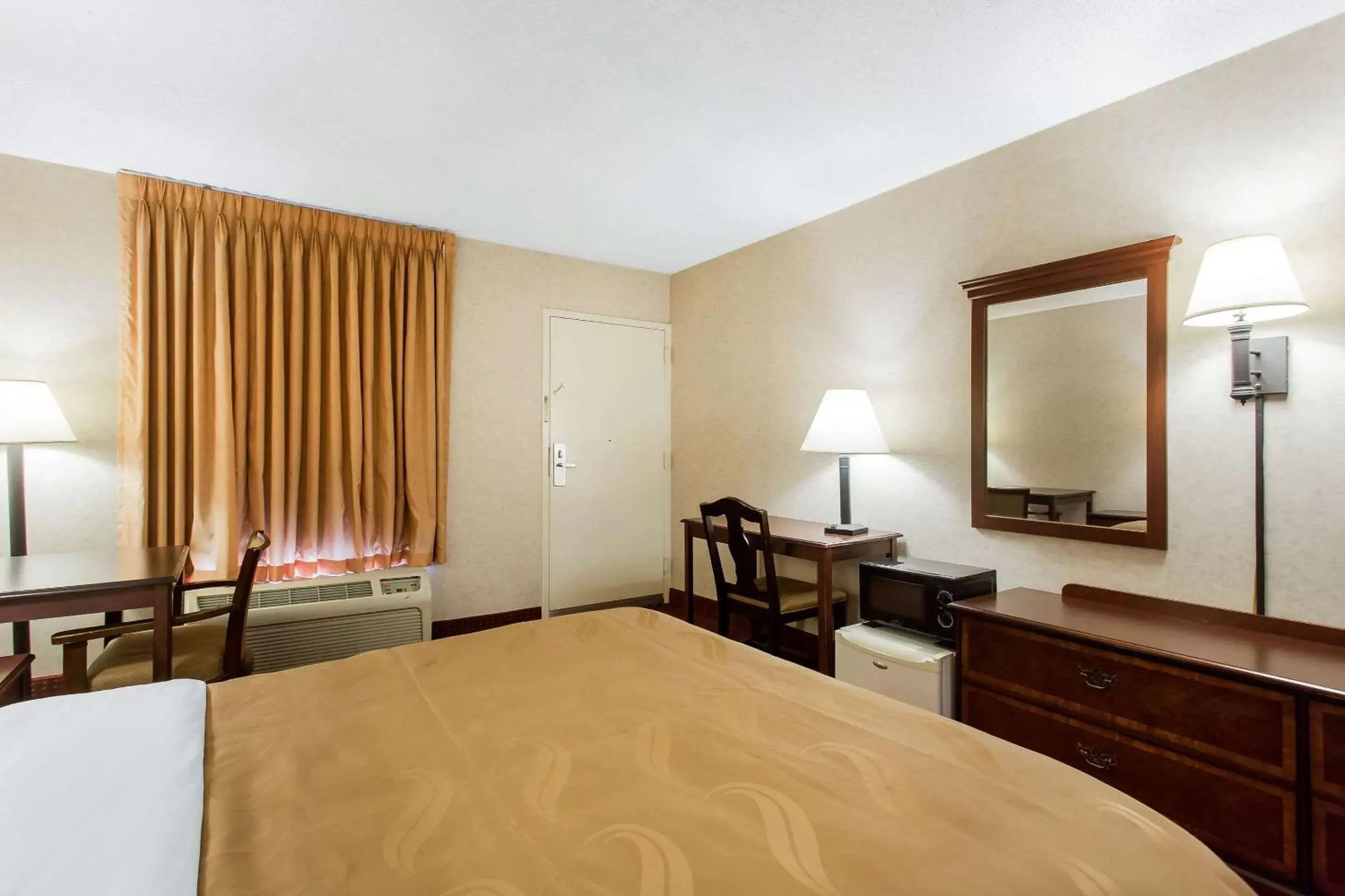 Photo of the whole room, Bed in Quality Inn Mount Airy Mayberry