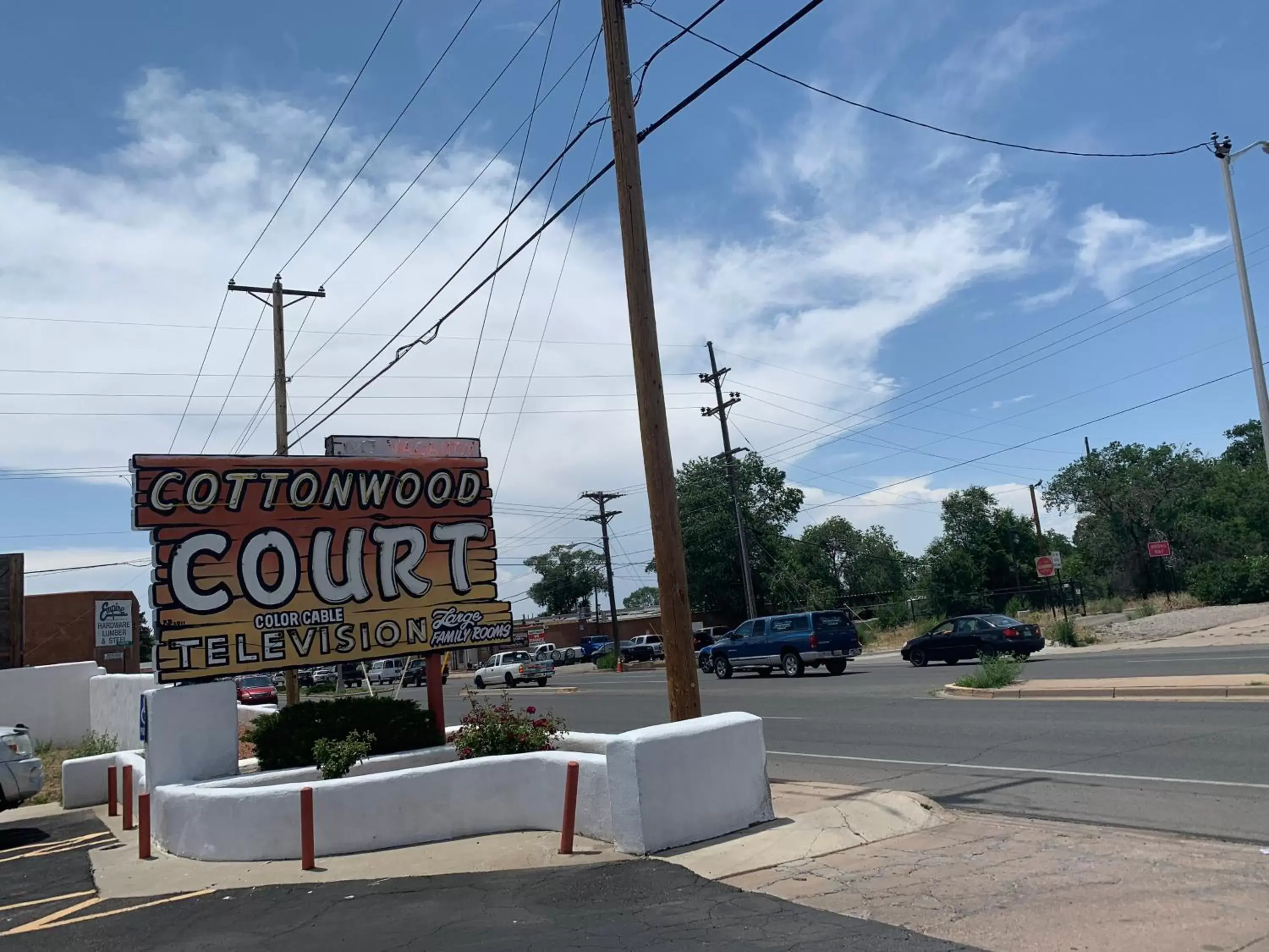 Property Logo/Sign in Cottonwood Court Motel