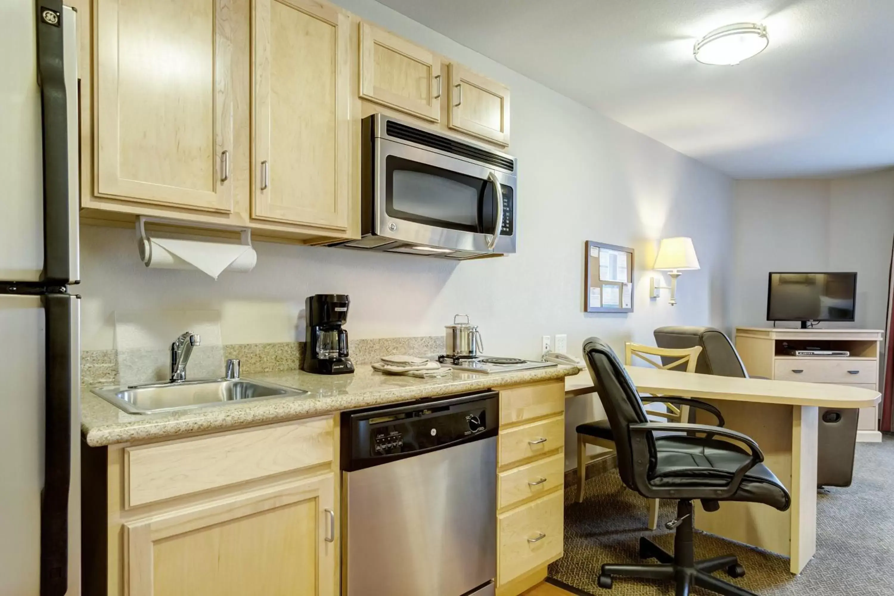 Photo of the whole room, Kitchen/Kitchenette in Candlewood Suites Paducah, an IHG Hotel