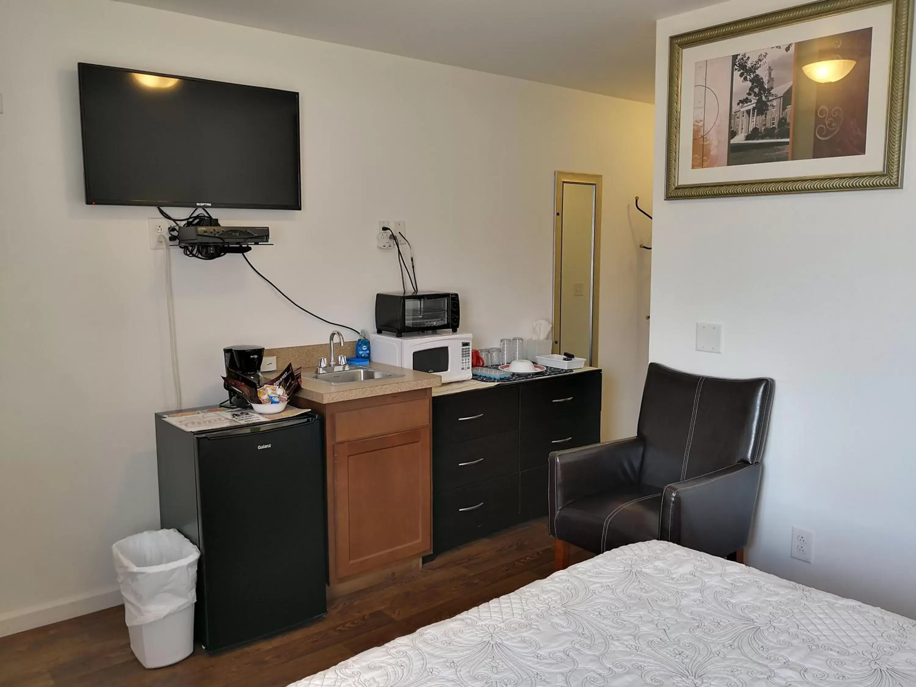 Bedroom, TV/Entertainment Center in Apple Inn and Suites Cooperstown Area