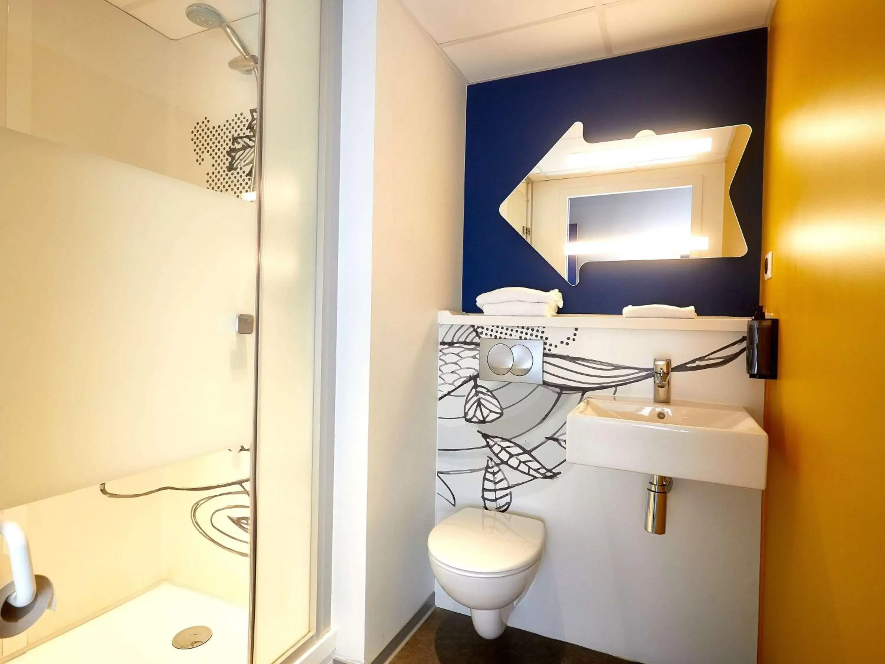 Photo of the whole room, Bathroom in ibis budget Auxerre Centre