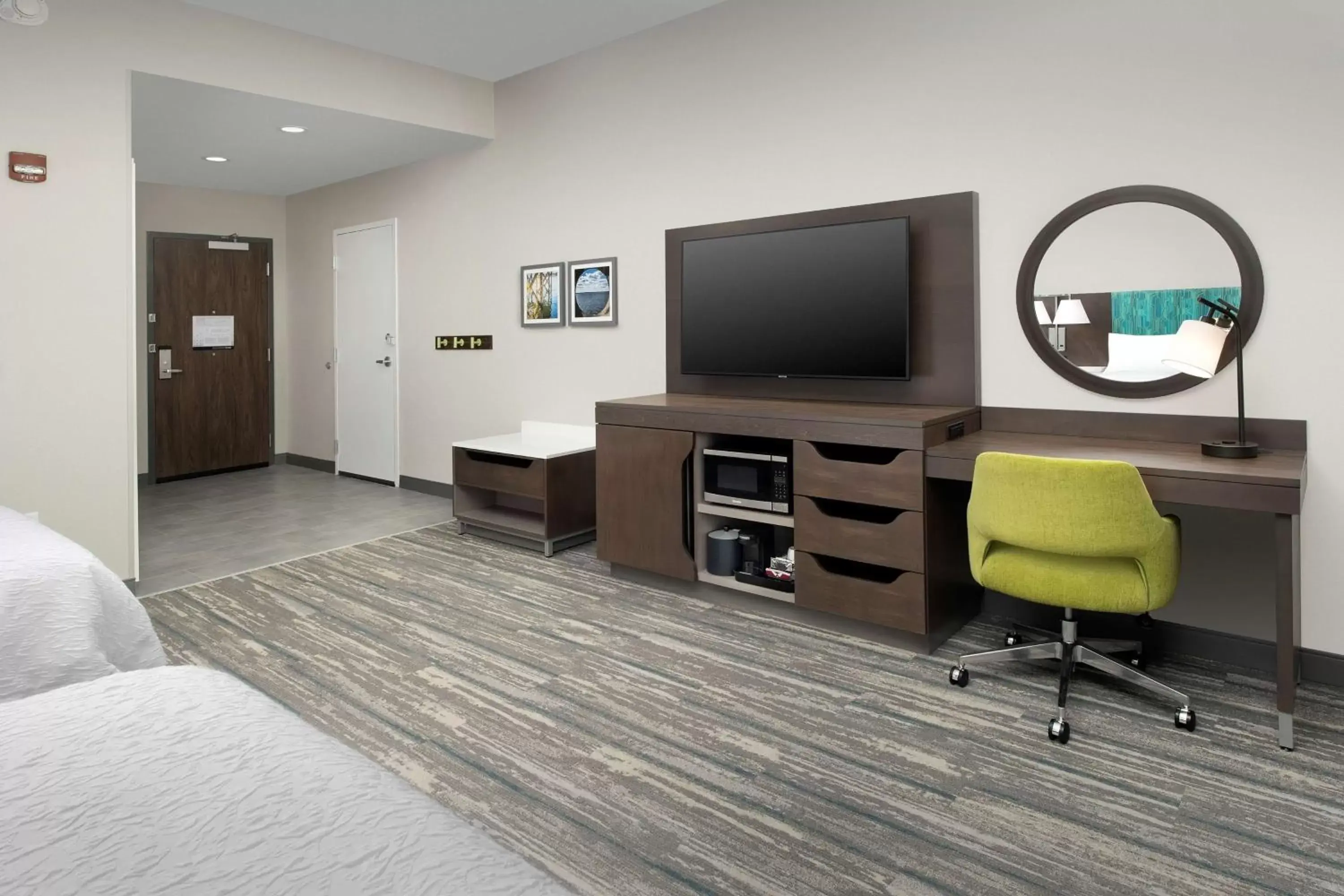 Bedroom, TV/Entertainment Center in Hampton Inn & Suites Lexington