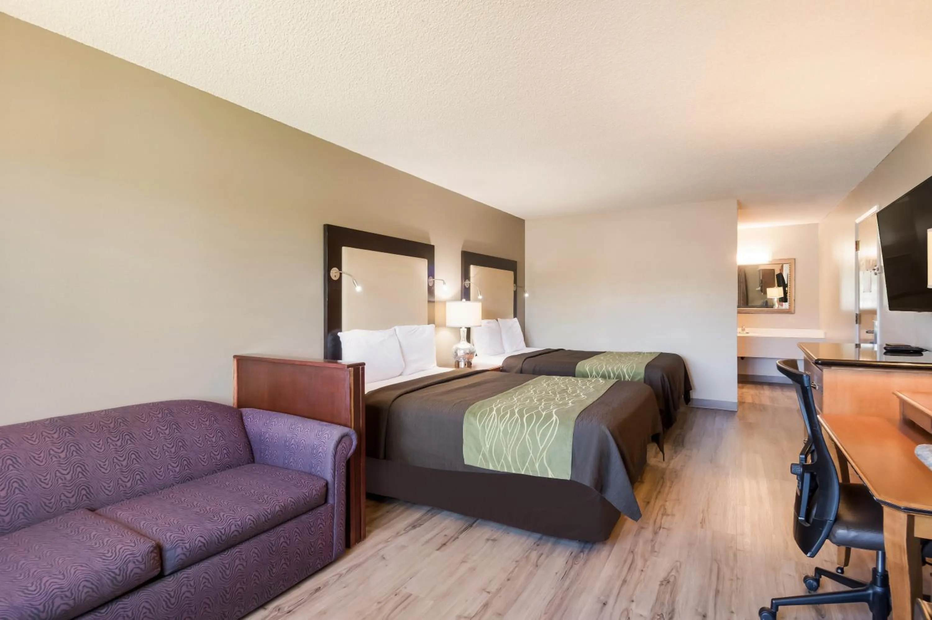 Bed in Rodeway Inn & Suites Portland West - Beaverton