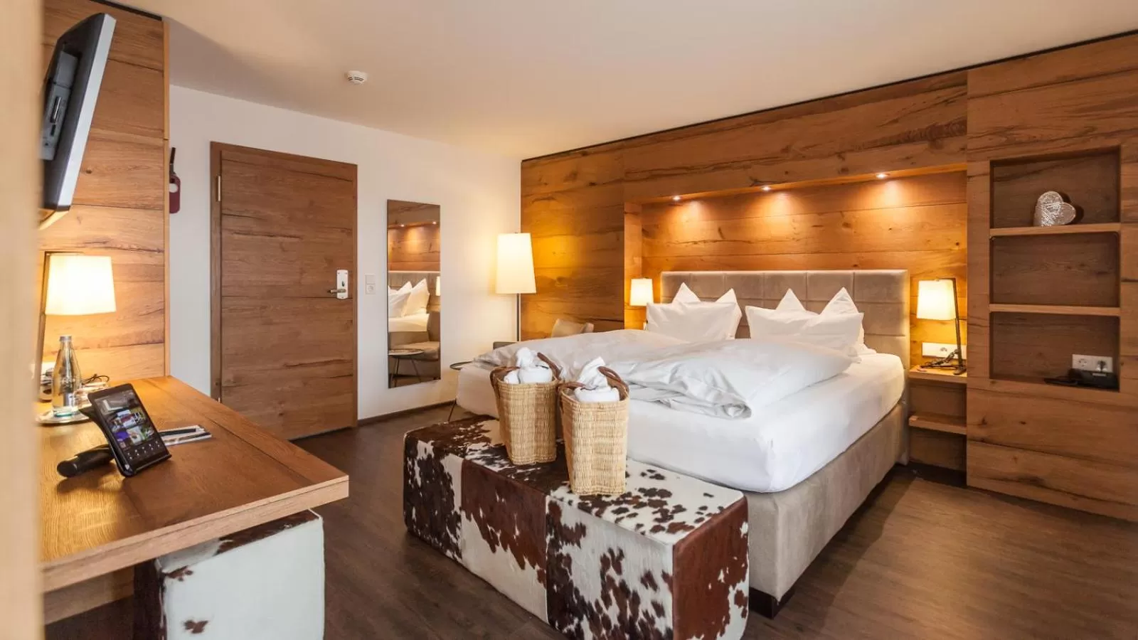 Photo of the whole room, Bed in Bollenhuthotel Kirnbacher Hof