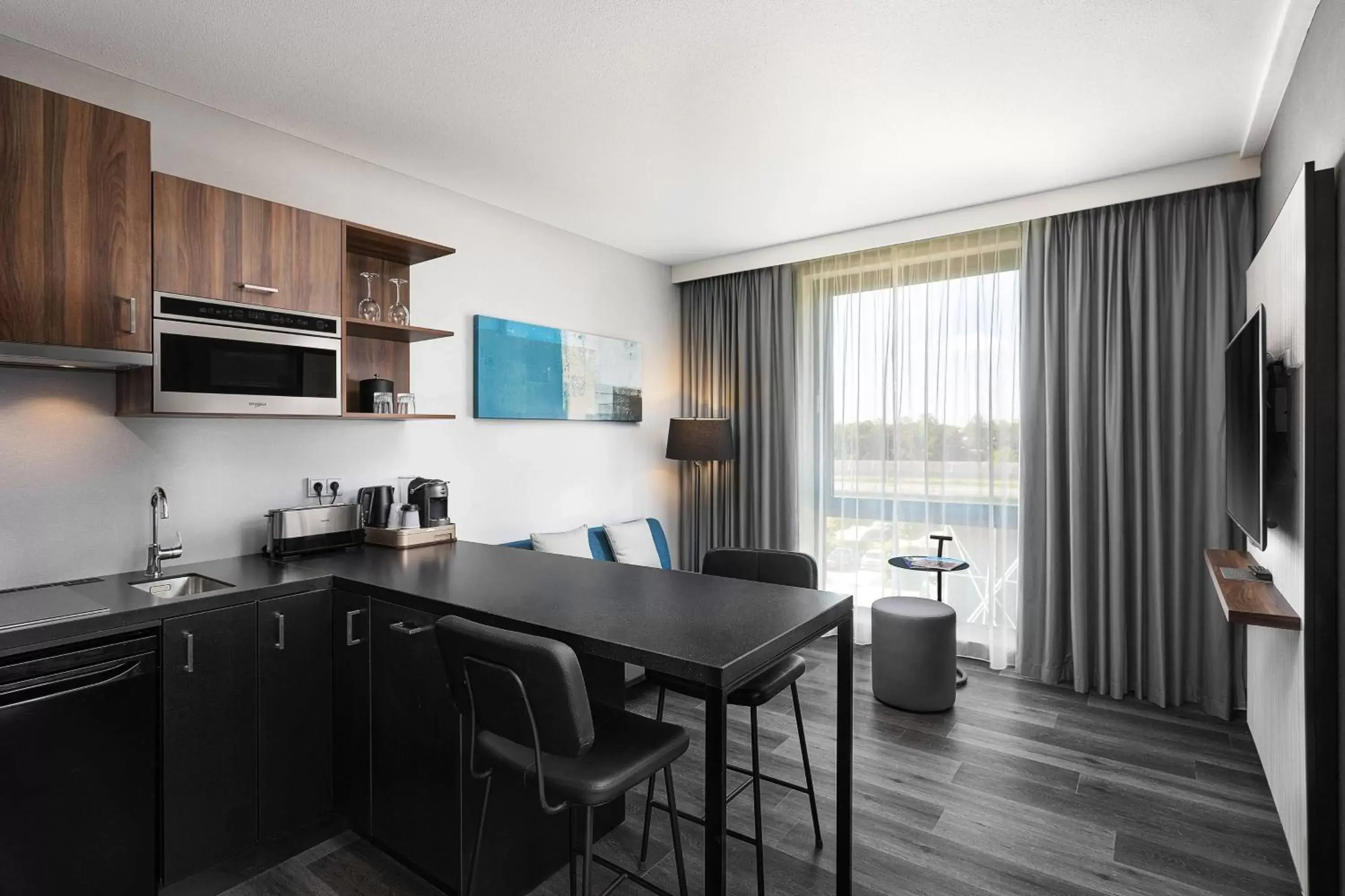 Living room, Kitchen/Kitchenette in Courtyard by Marriott Amsterdam Airport