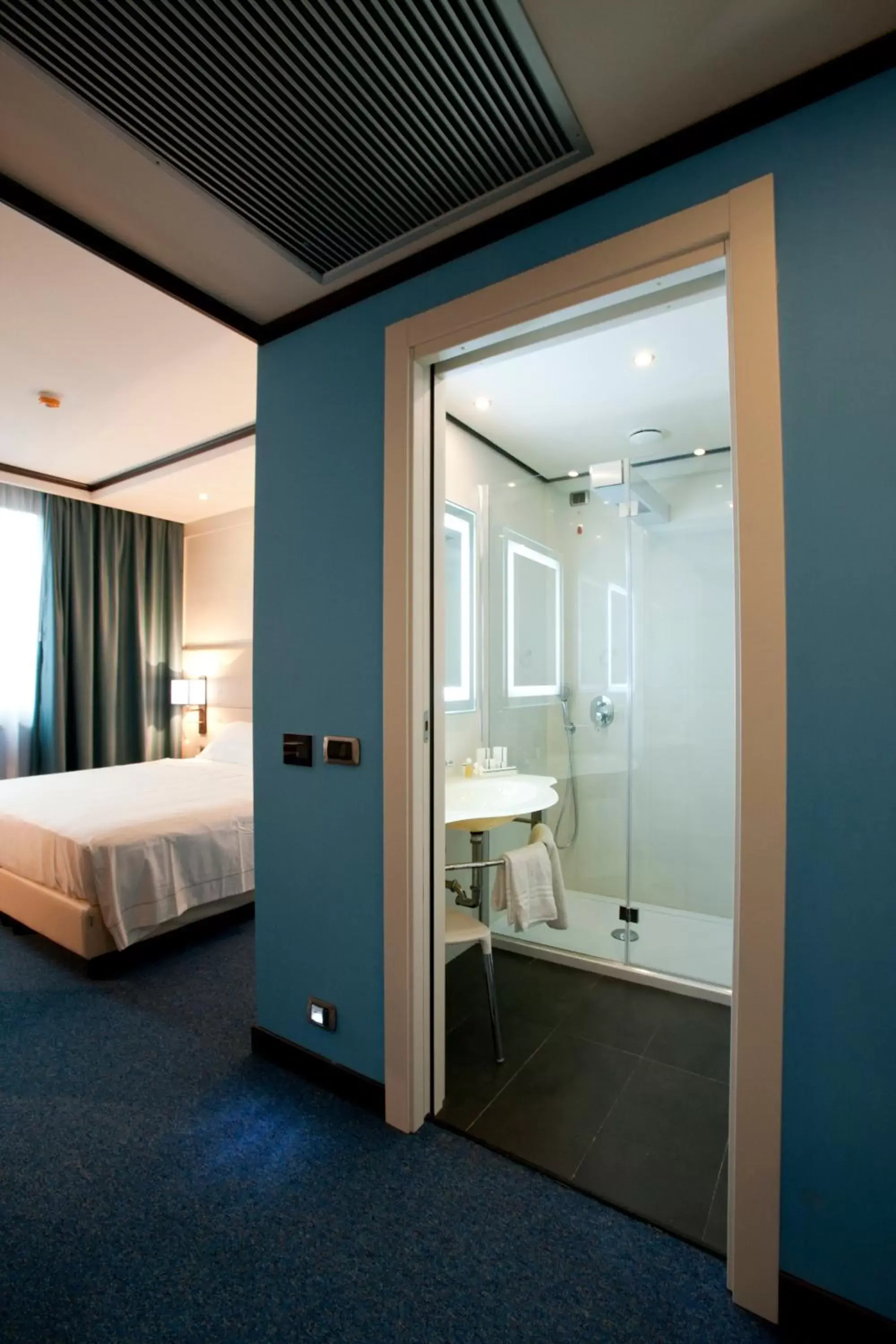 Bathroom, Bed in Palace Hotel Legnano Bathroom, Bed in Palace Hotel Legnano