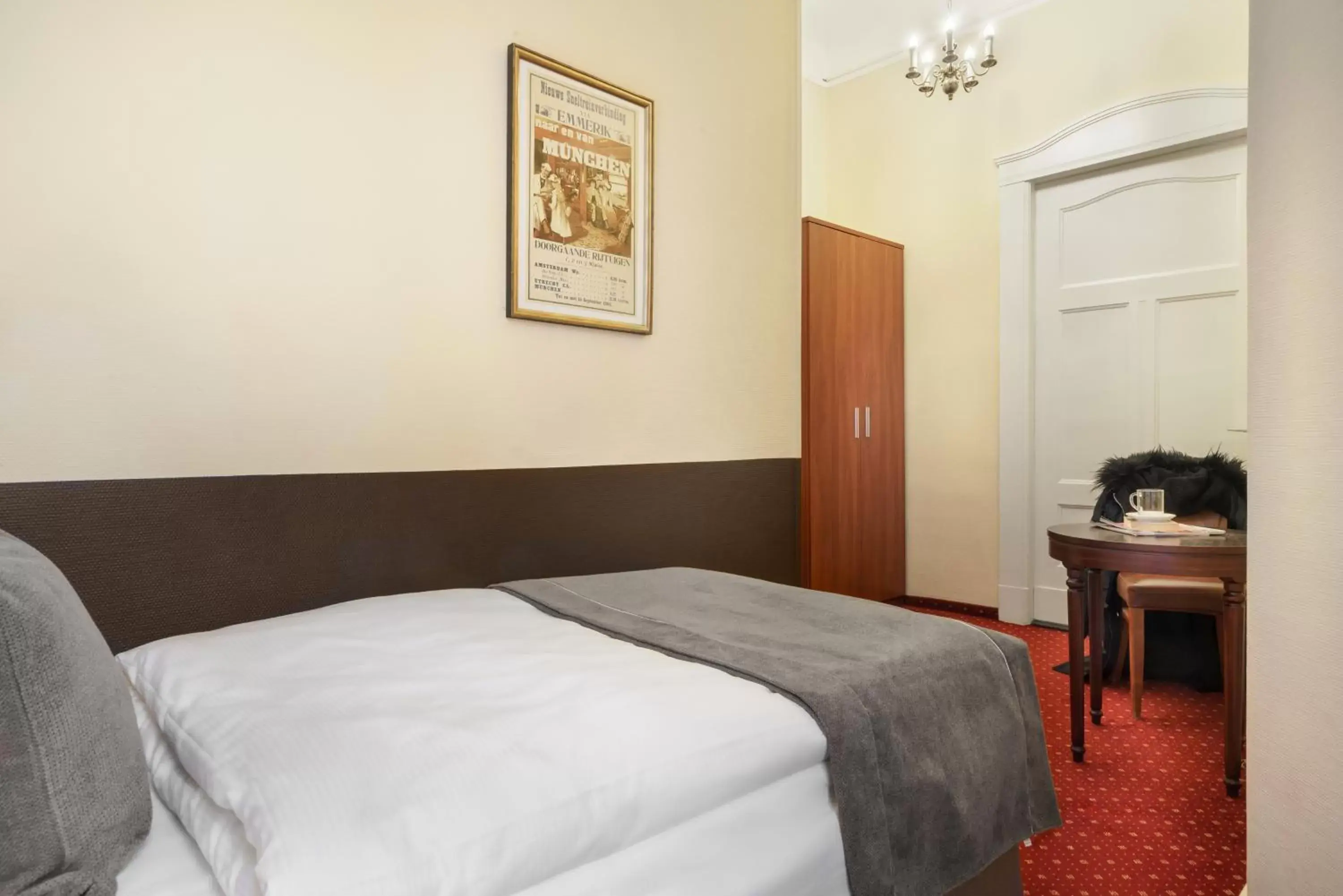 Photo of the whole room, Bed in Hotel Kronprinz Hamburg Hauptbahnhof Photo of the whole room, Bed in Hotel Kronprinz Hamburg Hauptbahnhof