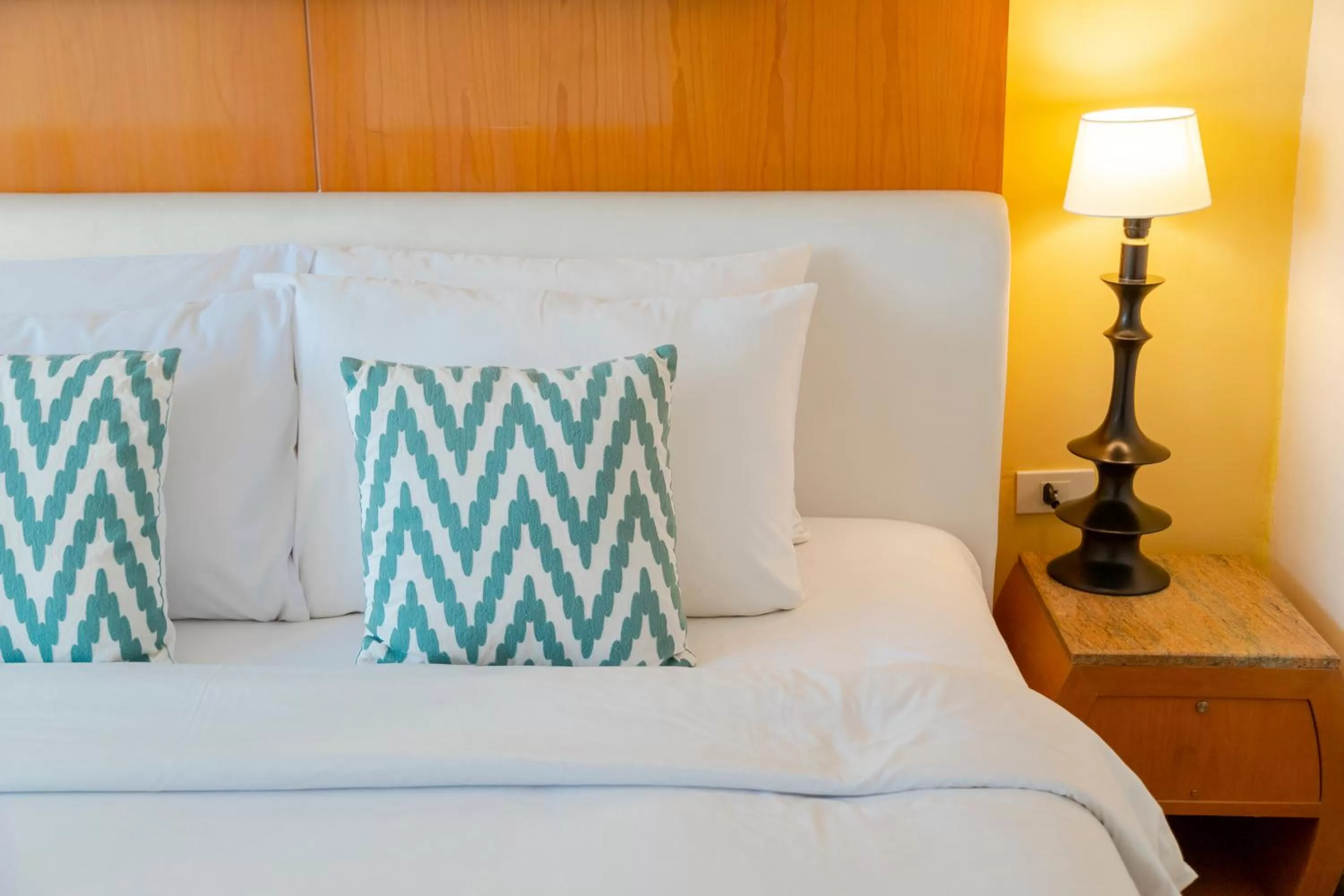 Bed in Pinnacle Lumpinee Park Hotel