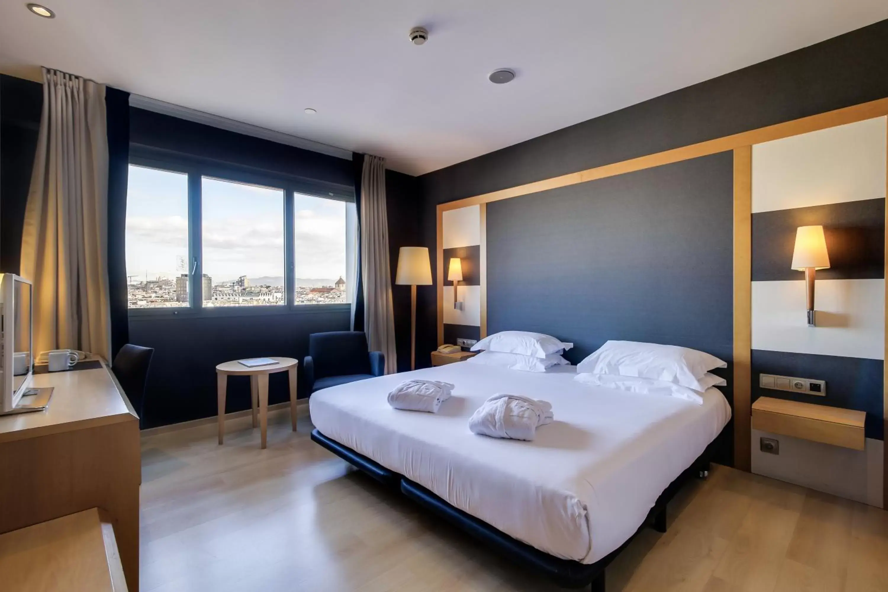 Photo of the whole room in Hotel Barcelona Universal