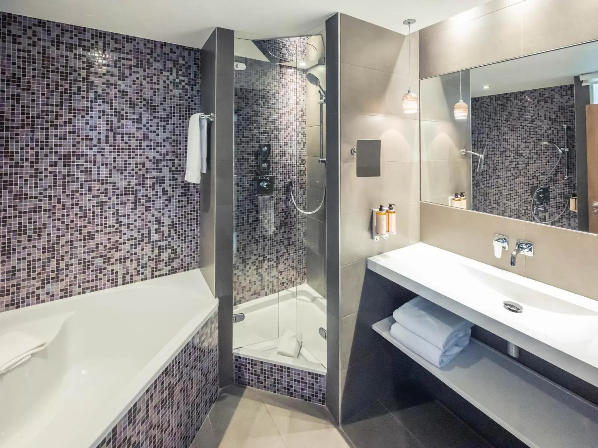 Bathroom in Mercure Troyes Centre