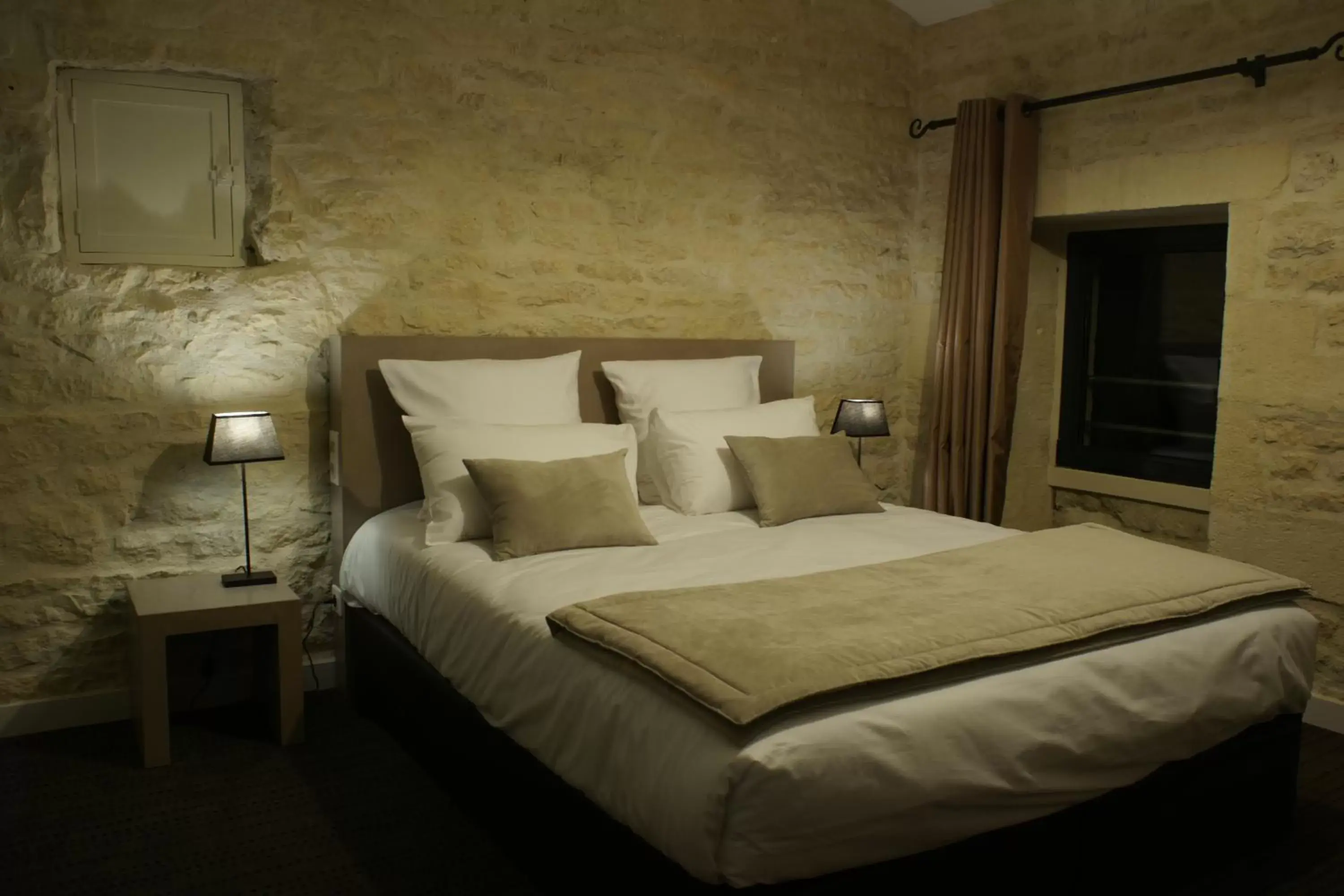 Bed in The Originals Boutique, Hôtel La Grange, Niort (Qualys-Hotel)