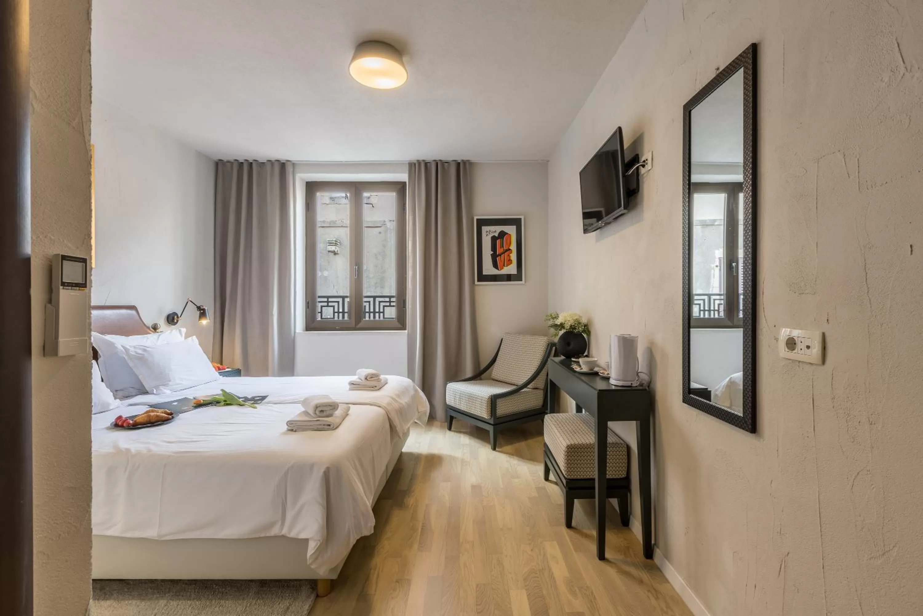 Bed in Leonis Restaurant & Rooms