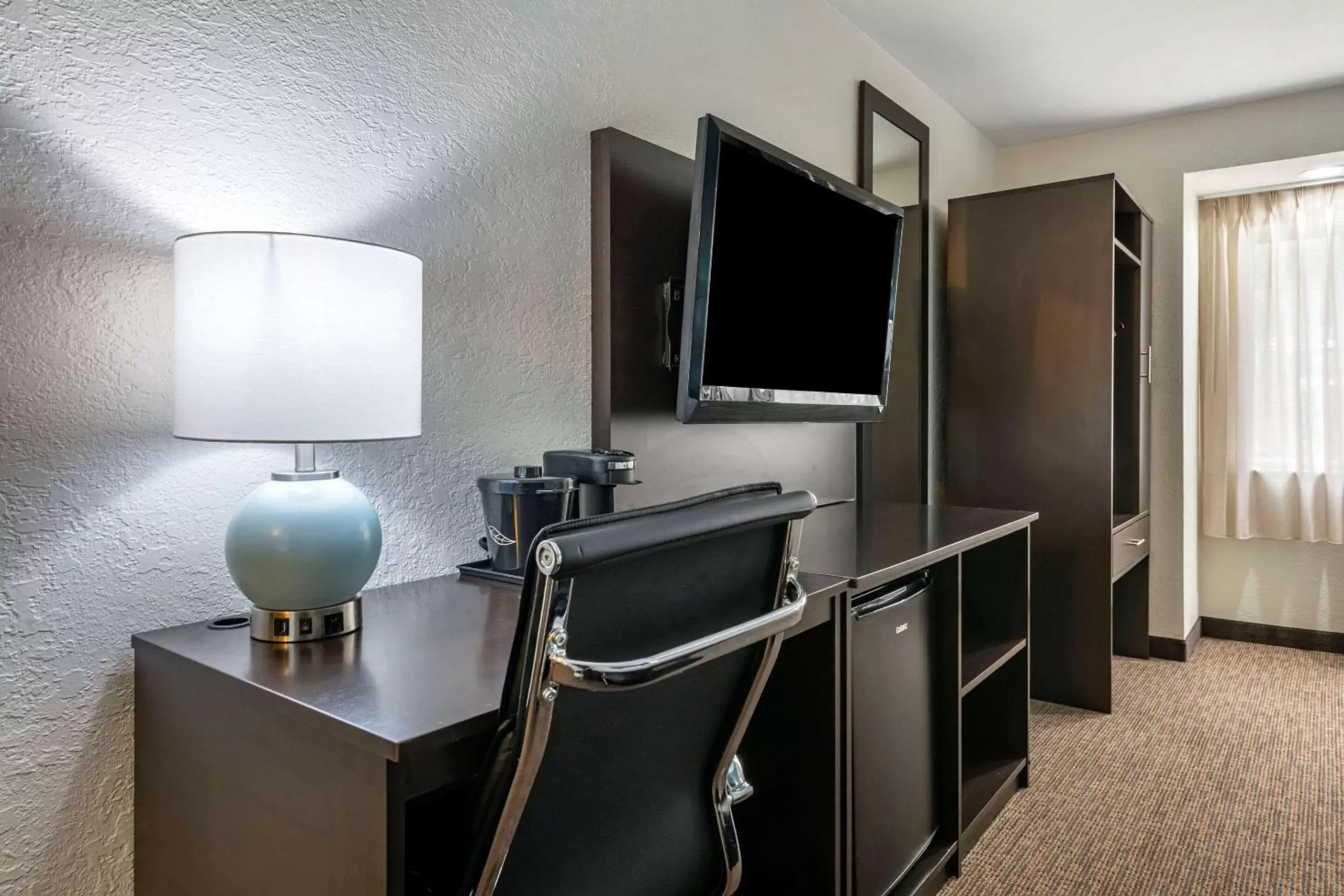 Bedroom, TV/Entertainment Center in Sleep Inn Jacksonville Airport