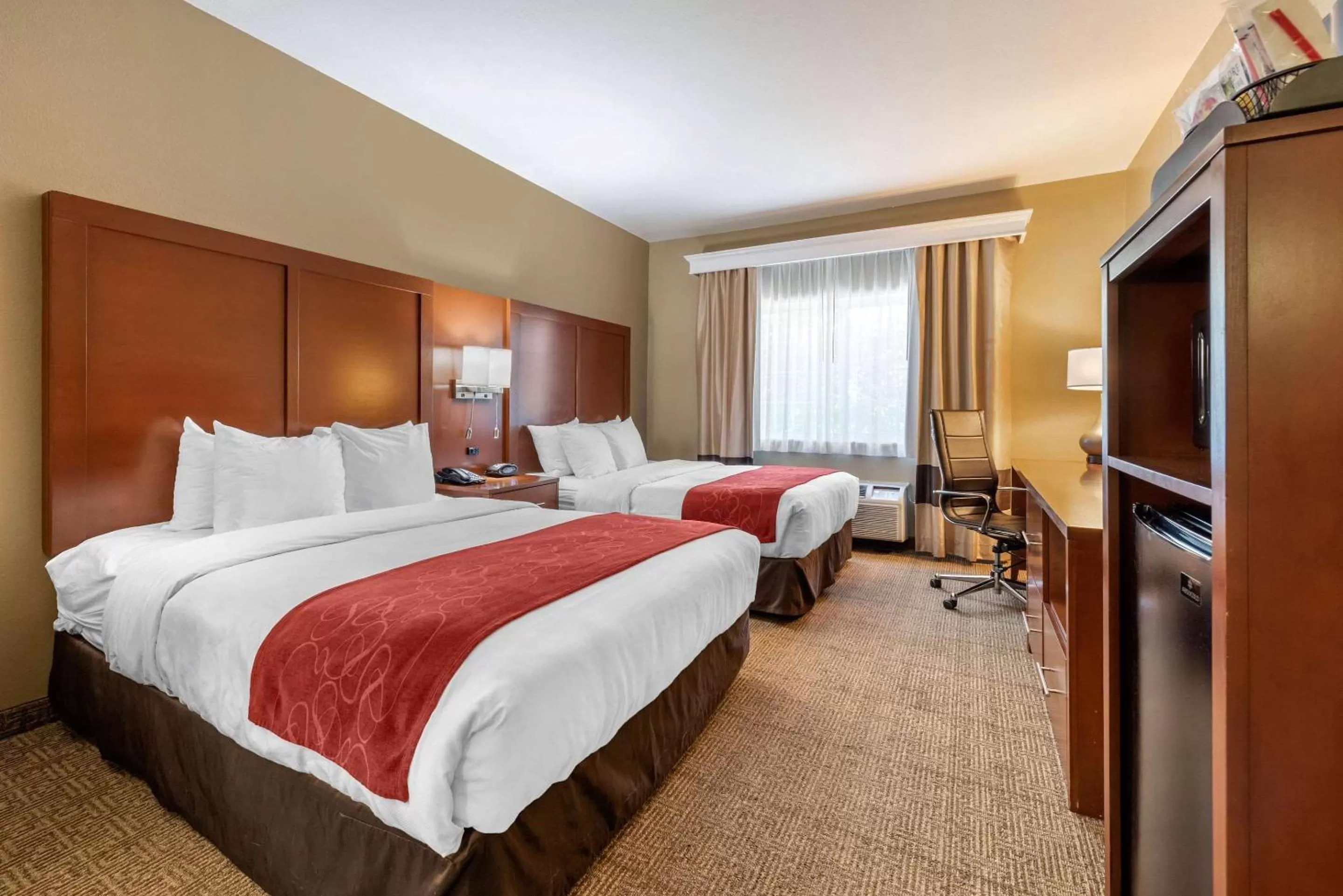 Photo of the whole room, Bed in Comfort Suites Fort Collins Near University