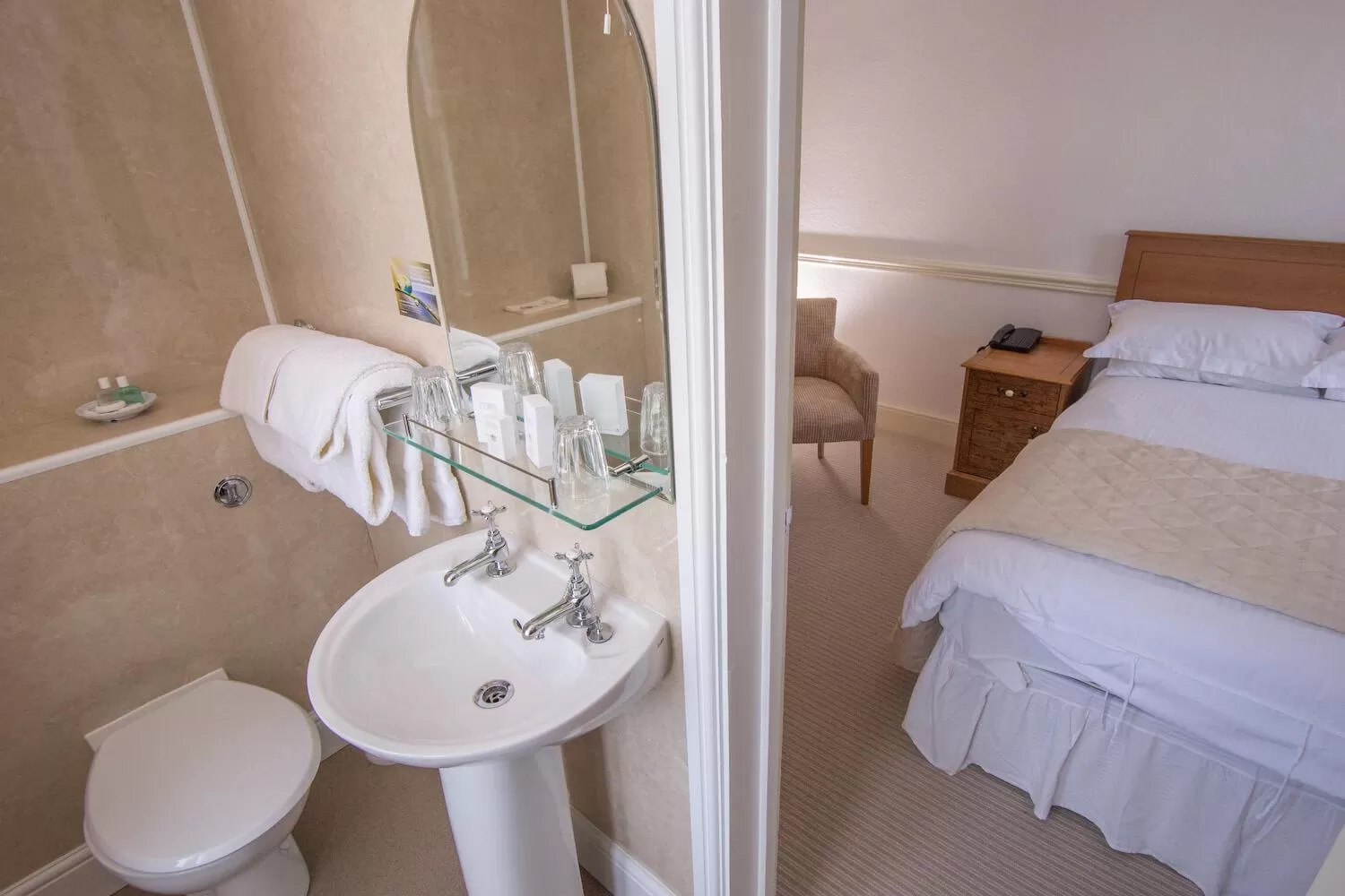 Photo of the whole room, Bed in The Queens Hotel