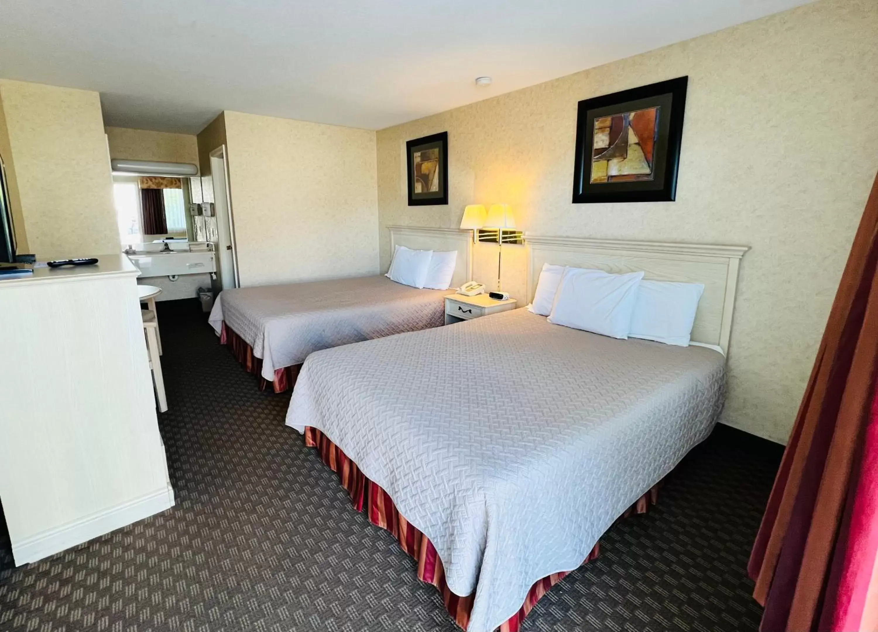 Photo of the whole room, Bed in Court Plaza Inn & Suites of Mackinaw