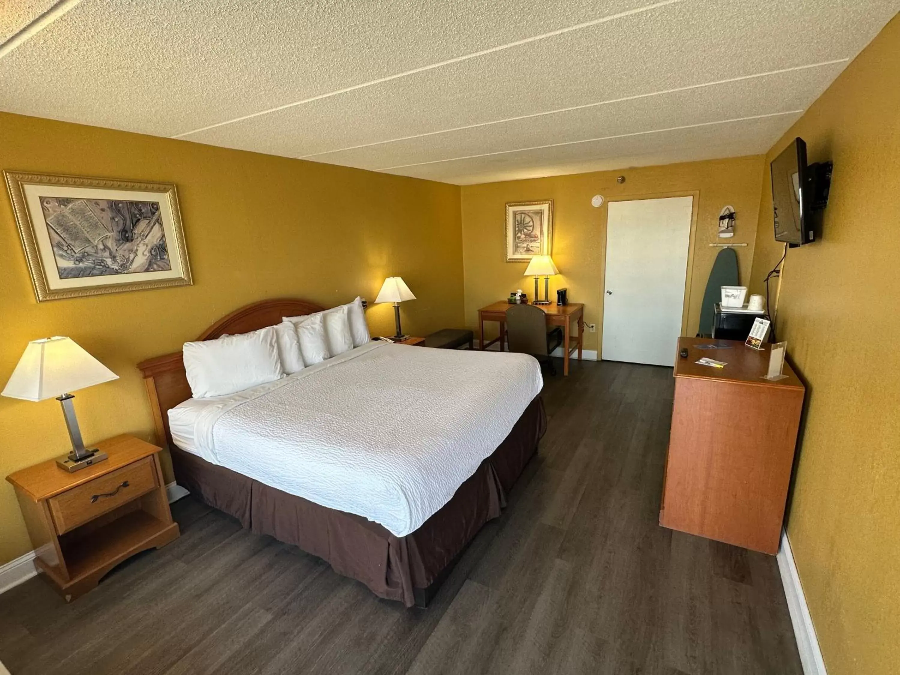 Photo of the whole room in Days Inn & Suites by Wyndham Pigeon Forge