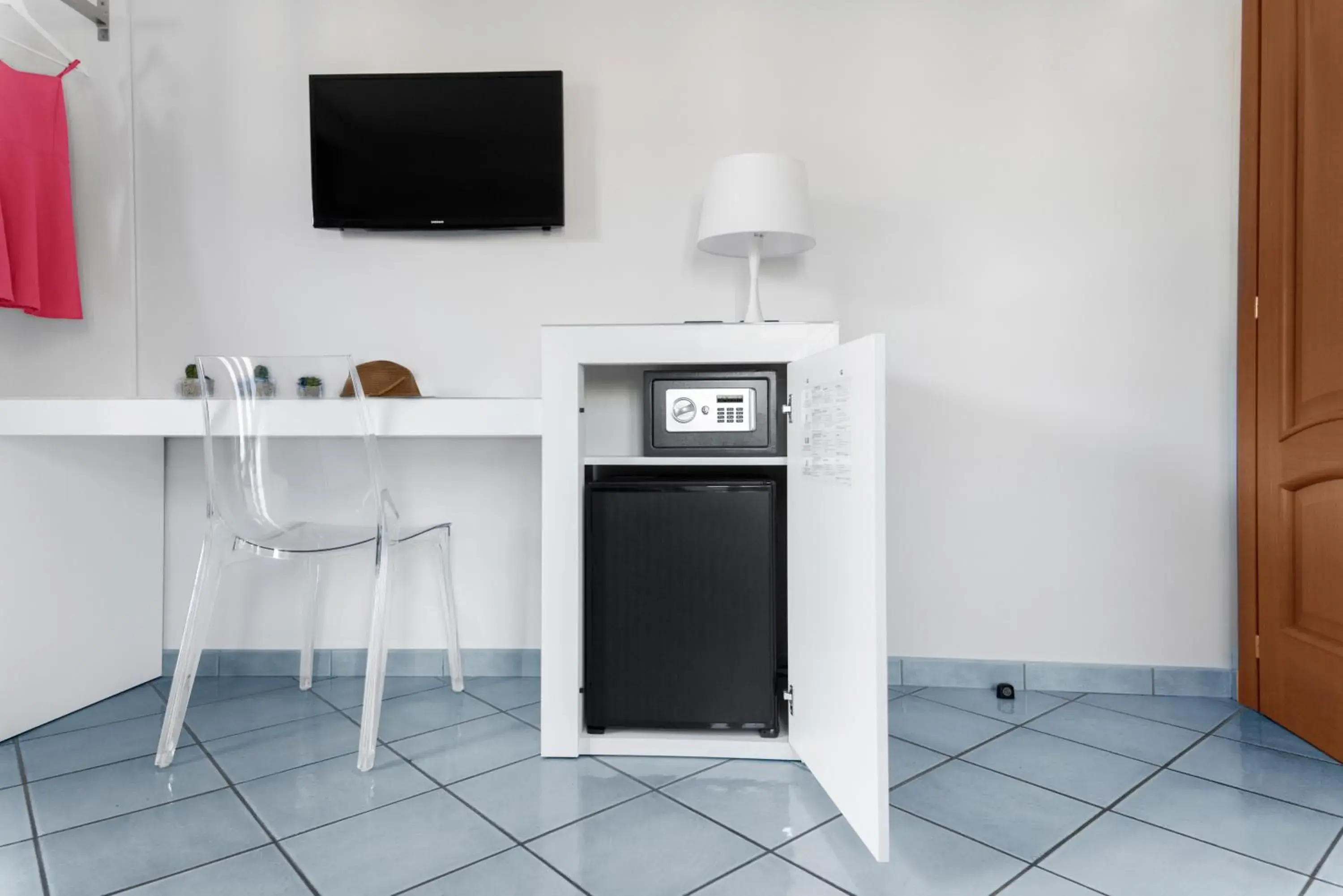 oven, TV/Entertainment Center in Hotel Leone