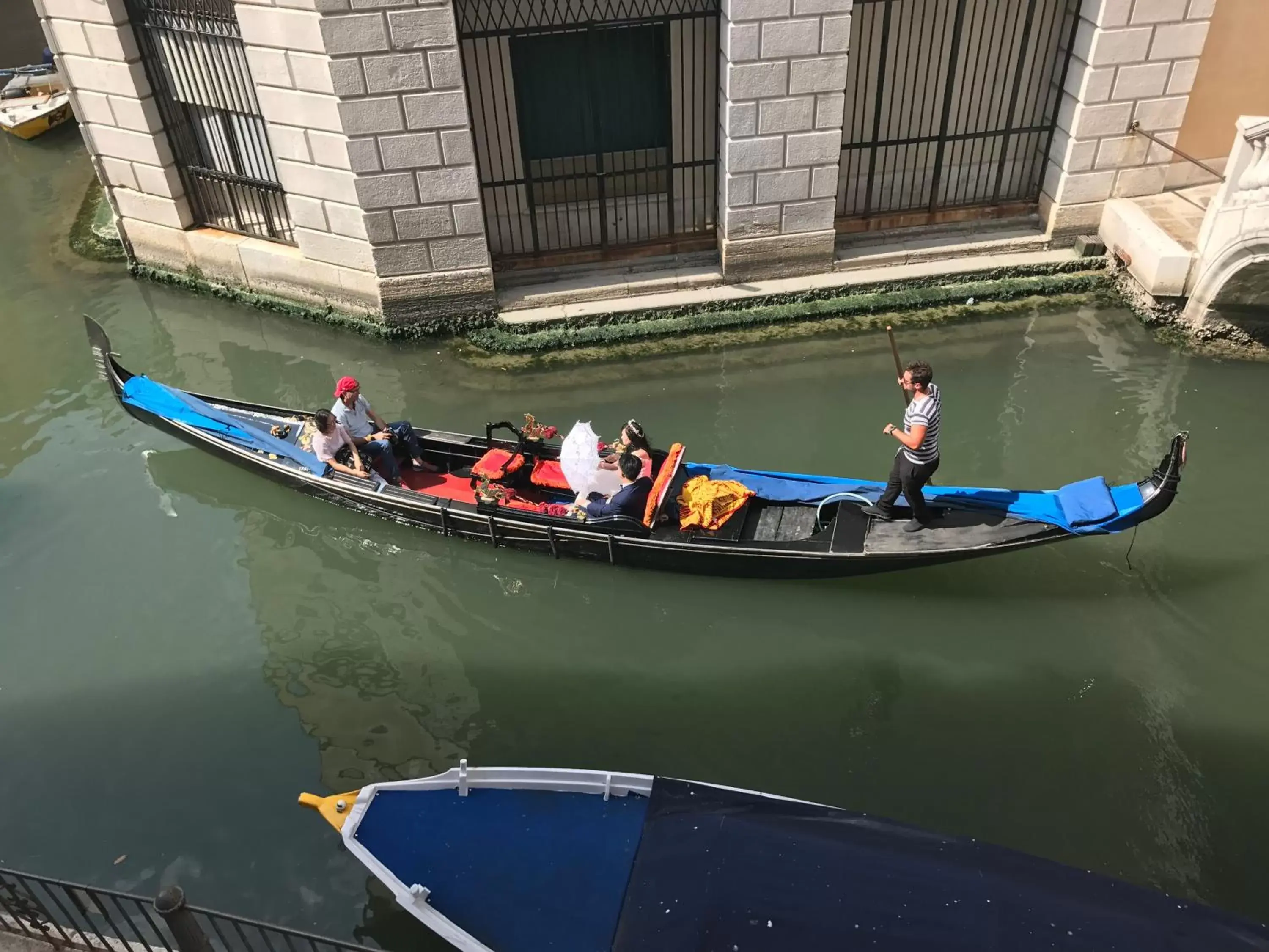 Canoeing in B&B Al Teatro with canal view