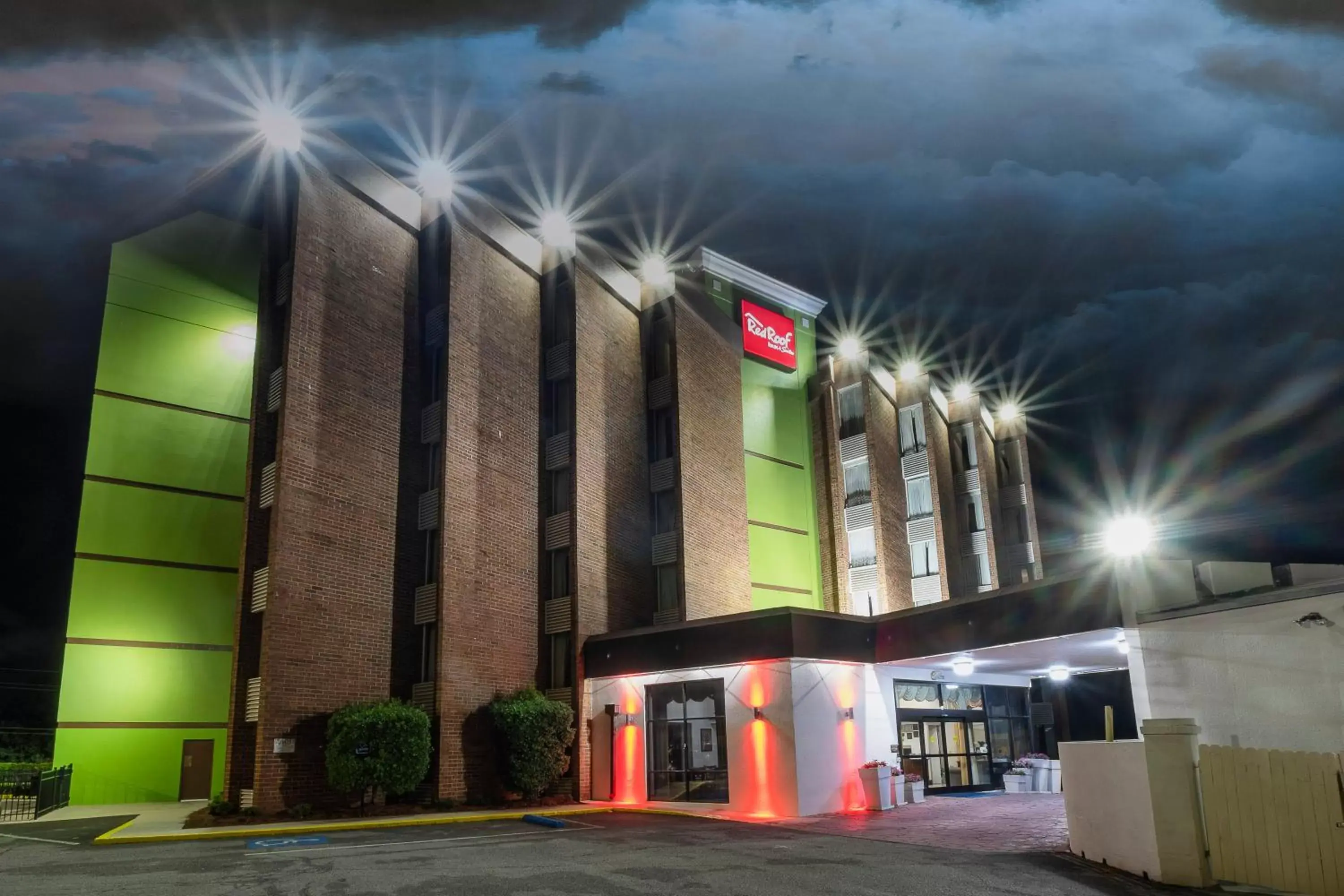 Property Building in Red Roof Inn & Suites Macon