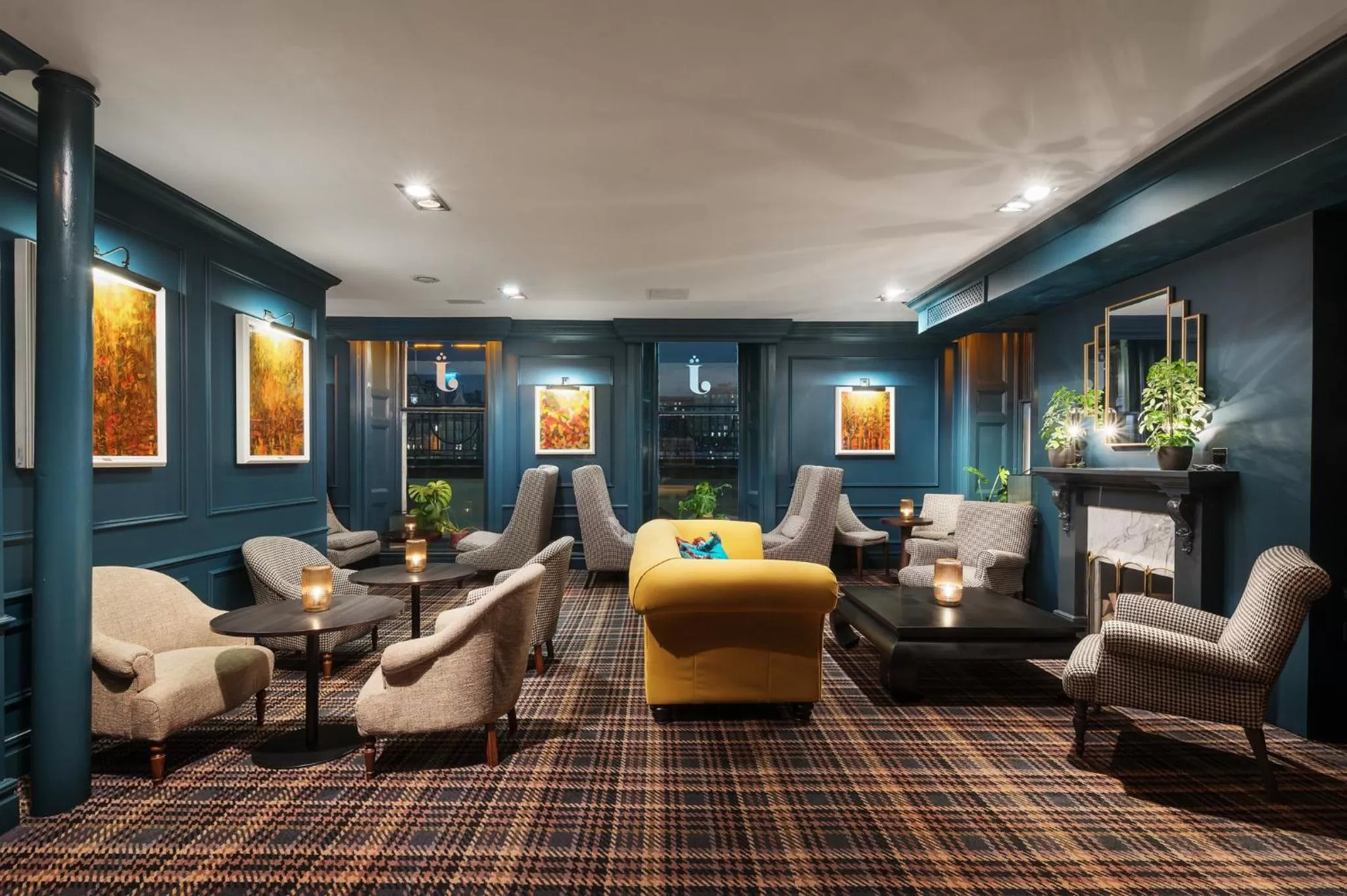 Lounge or bar in Hotel Indigo - Edinburgh - Princes Street by IHG