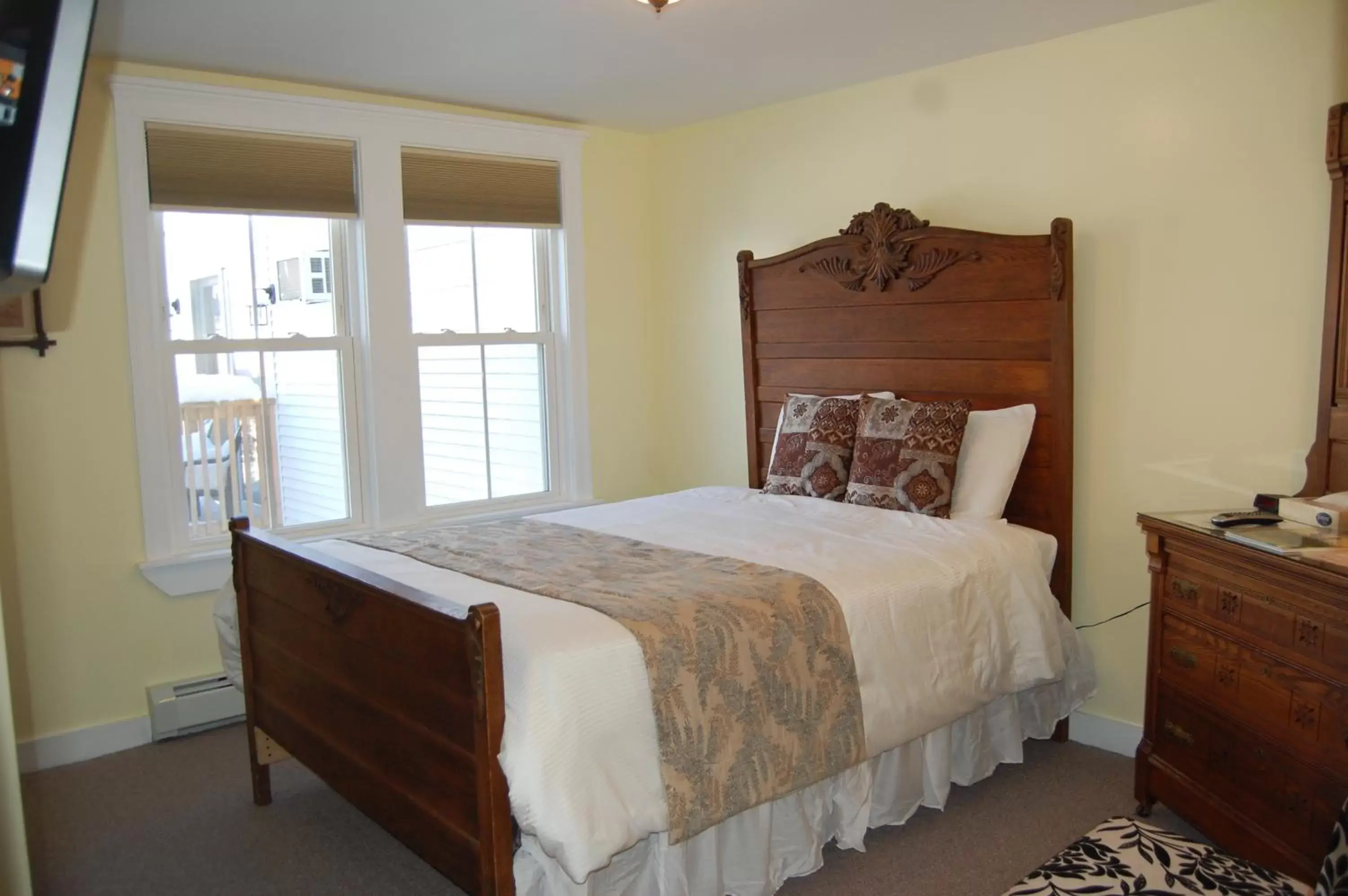 Superior Queen Room in Cranmore Inn and Suites, a North Conway boutique hotel