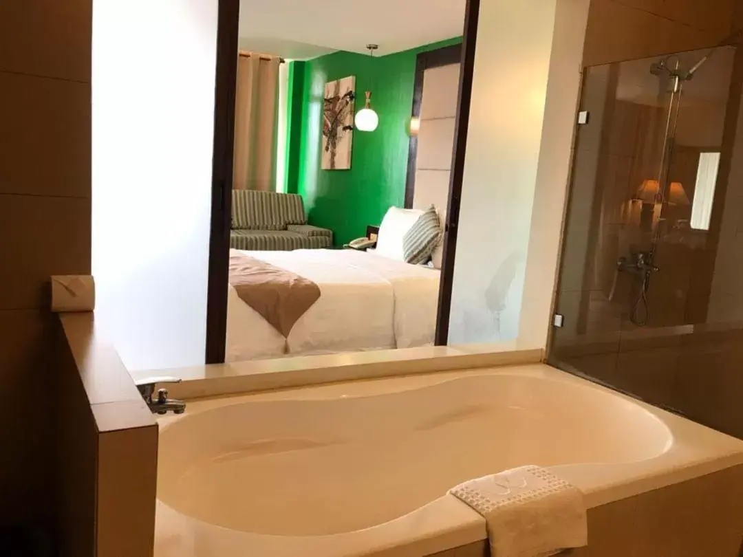 Bed, Bathroom in Coron Gateway Hotel & Suites