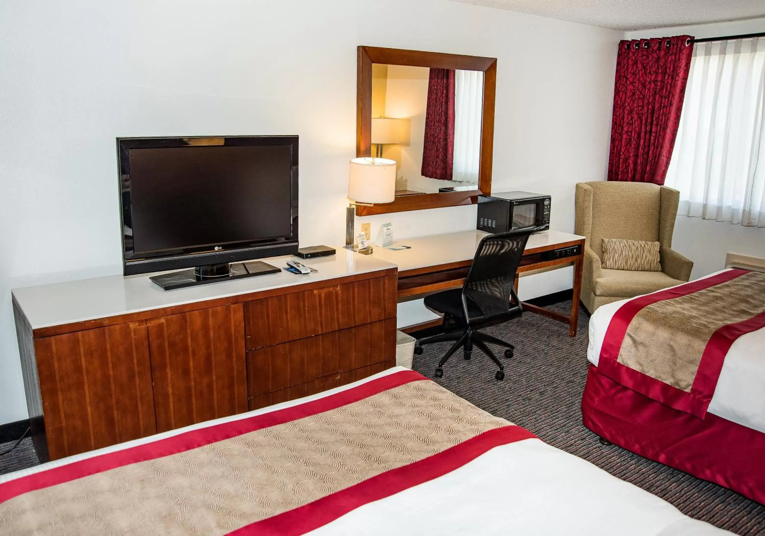 Bedroom, TV/Entertainment Center in Ramada by Wyndham Cedar City